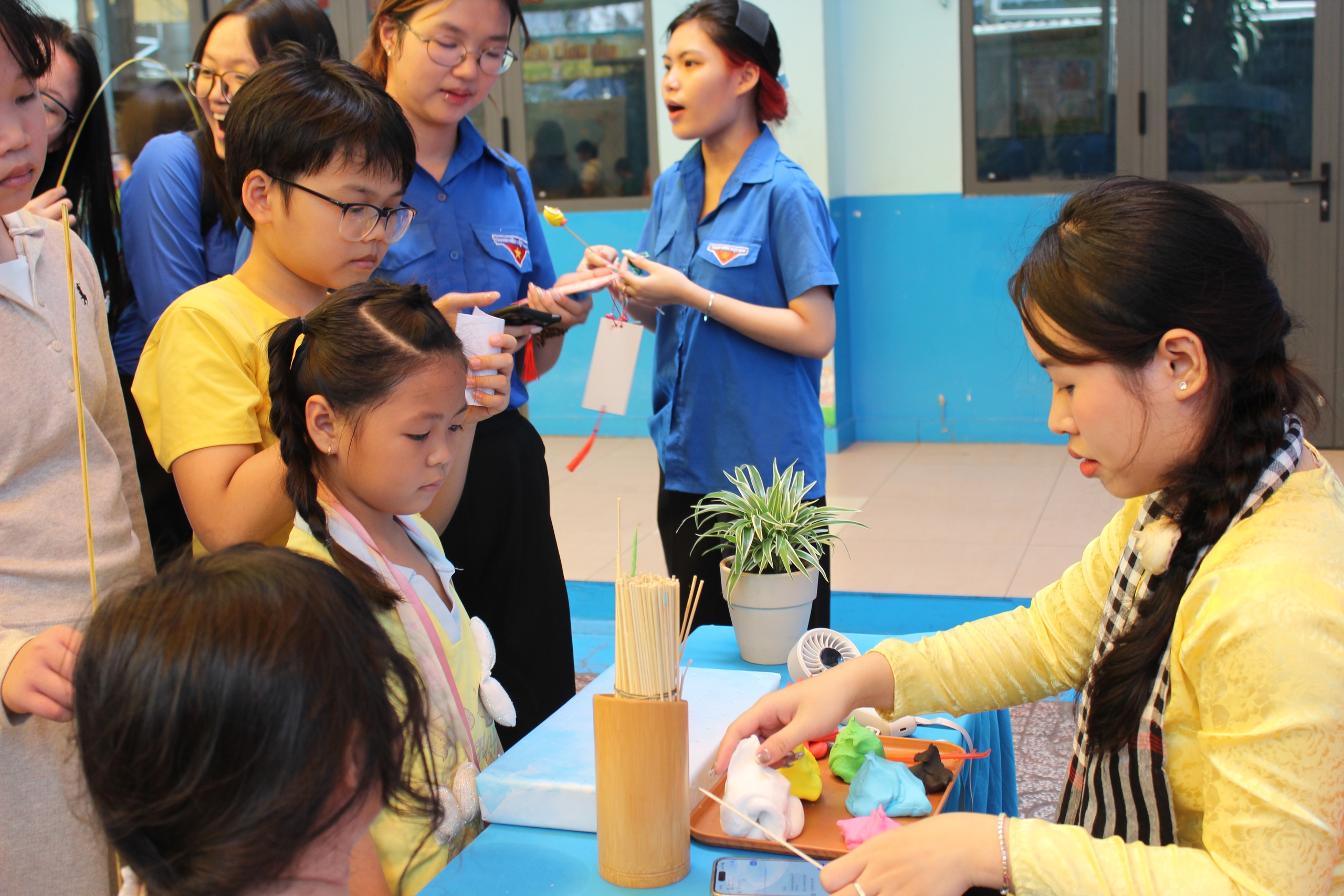 Xếp h&agrave;ng l&agrave;m b&aacute;nh d&acirc;n gian ở ng&agrave;y hội Em y&ecirc;u văn h&oacute;a Việt - Ảnh 11.
