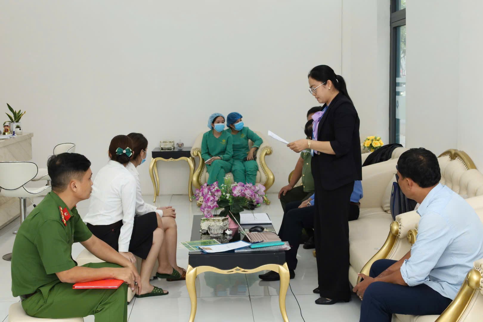 Công an Cần Thơ phát hiện nhiều sai phạm tại Nha khoa Quốc tế Tuệ Minh  - Ảnh 1.