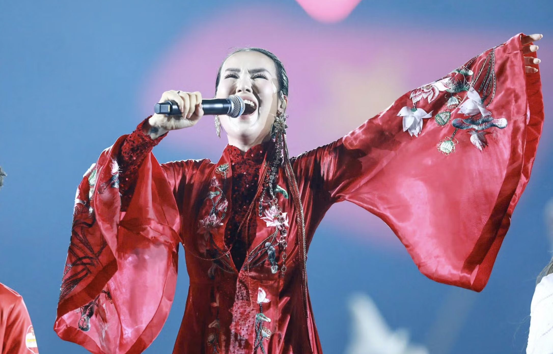 H&ograve;a Minzy h&aacute;t 'Thị Mầu', đu người tr&ecirc;n kh&ocirc;ng trước 20.000 kh&aacute;n giả- Ảnh 9.