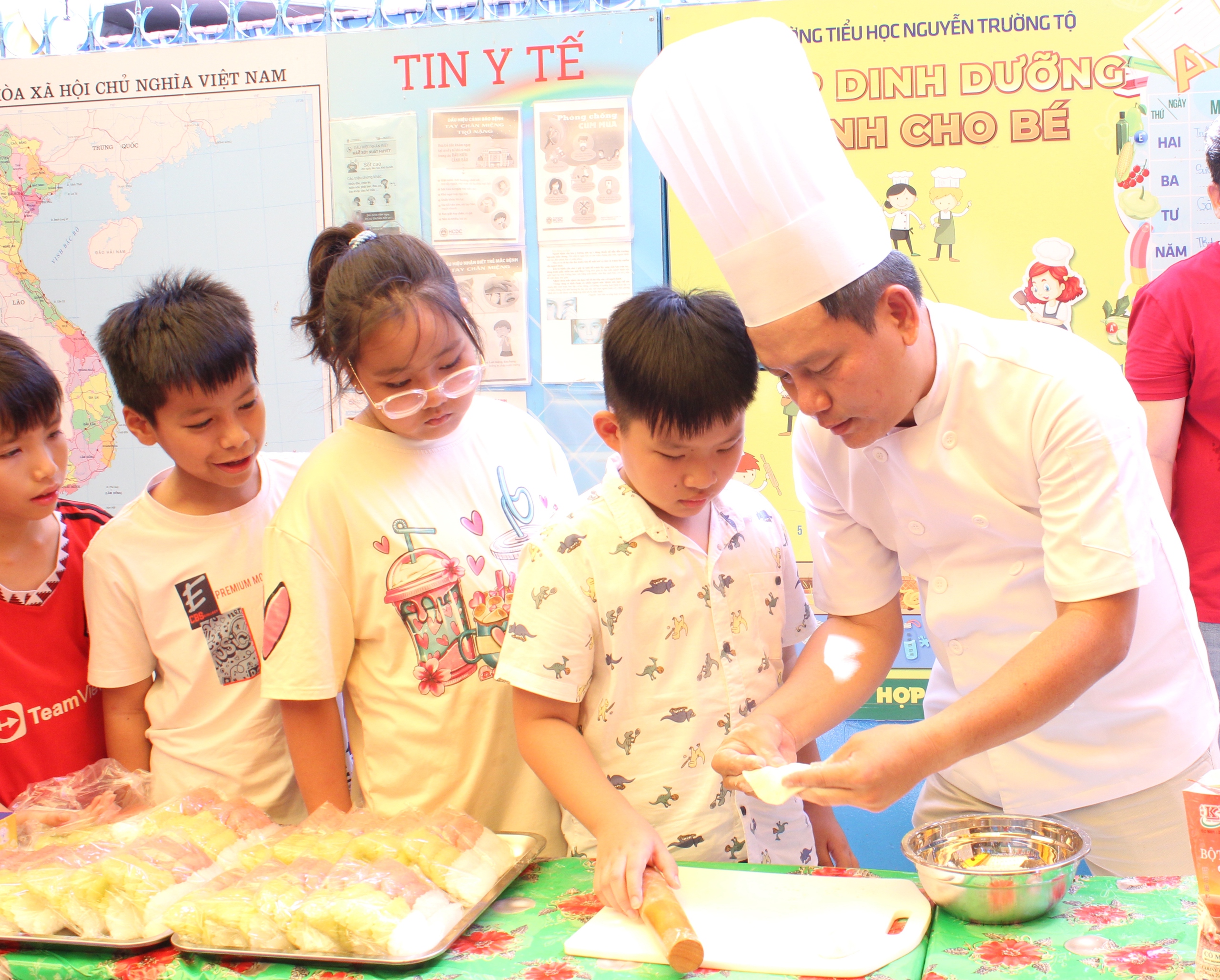 Xếp h&agrave;ng l&agrave;m b&aacute;nh d&acirc;n gian ở ng&agrave;y hội Em y&ecirc;u văn h&oacute;a Việt - Ảnh 2.