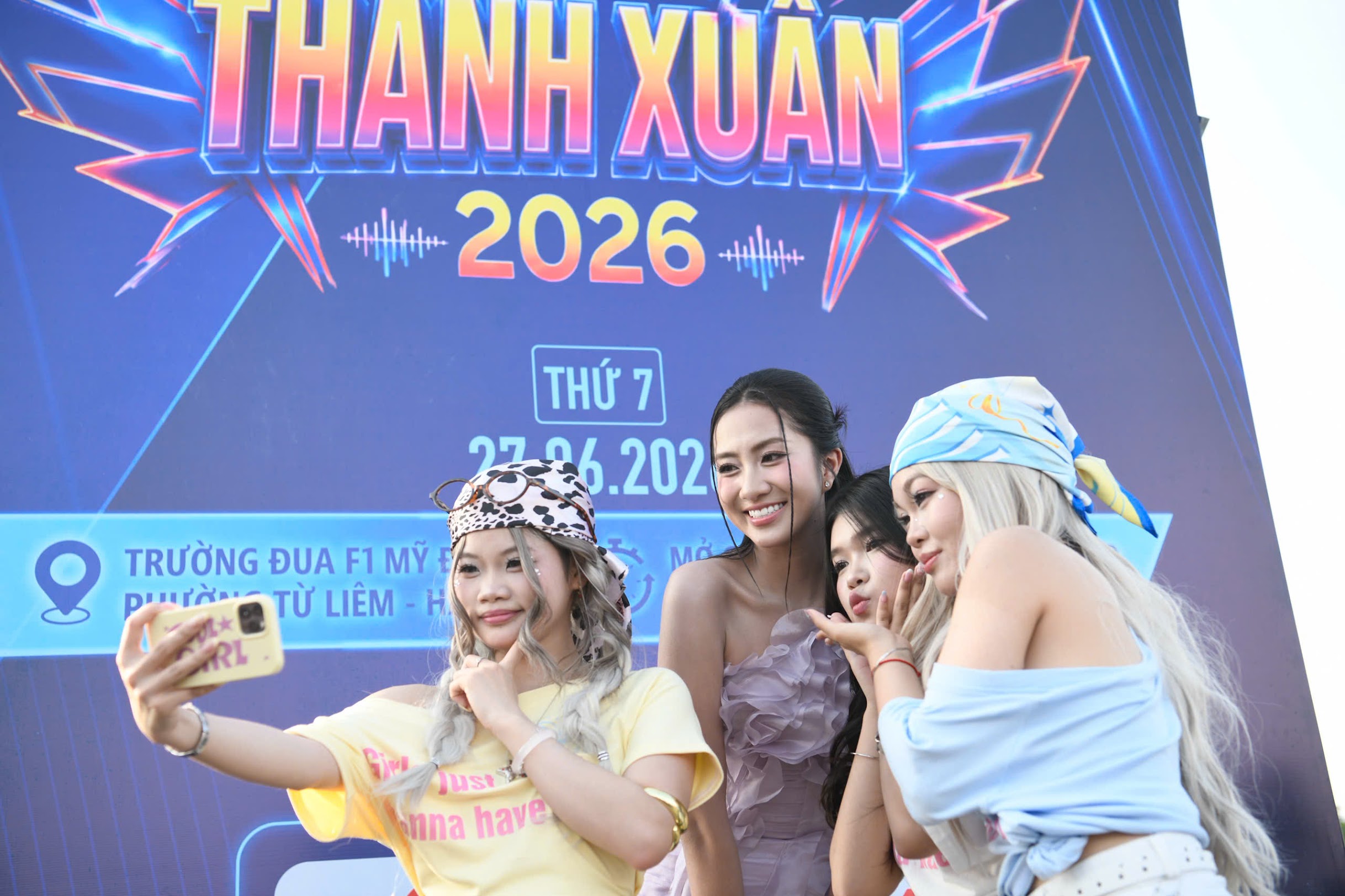 H&ograve;a Minzy h&aacute;t 'Thị Mầu', đu người tr&ecirc;n kh&ocirc;ng trước 20.000 kh&aacute;n giả- Ảnh 2.