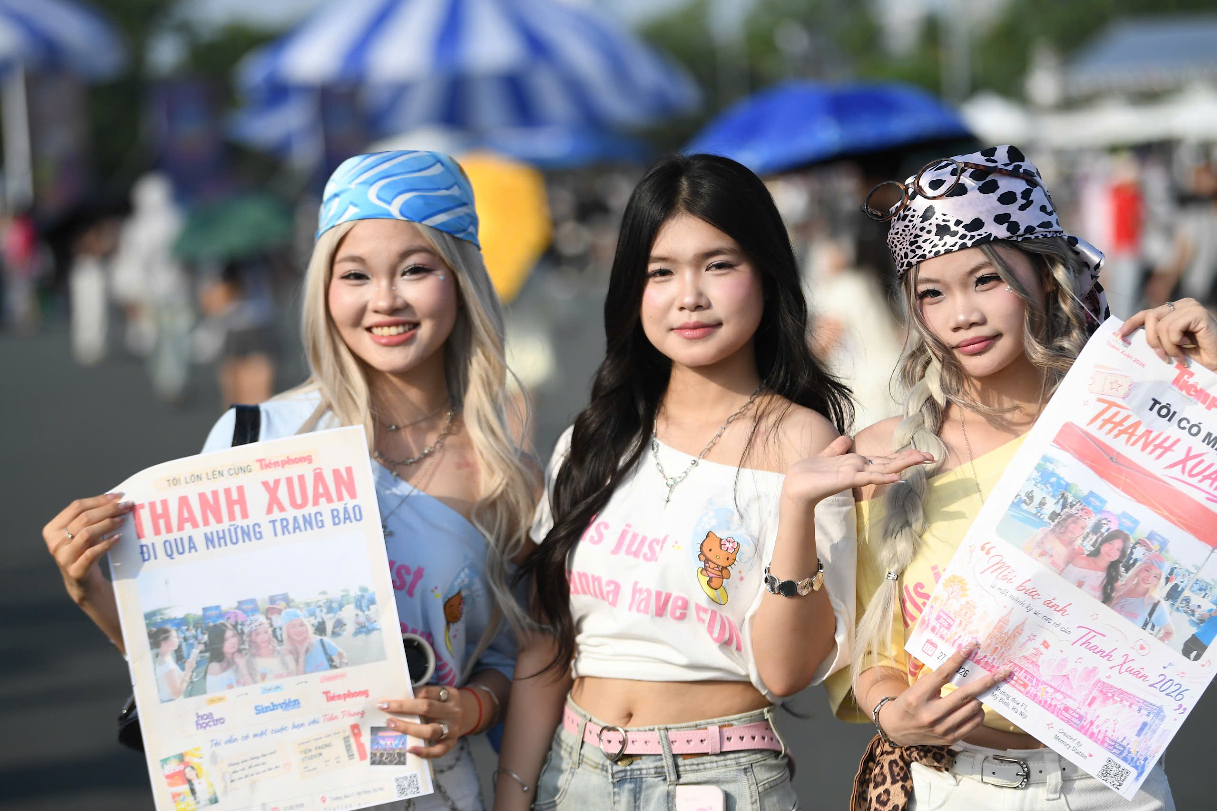 H&ograve;a Minzy h&aacute;t 'Thị Mầu', đu người tr&ecirc;n kh&ocirc;ng trước 20.000 kh&aacute;n giả- Ảnh 1.