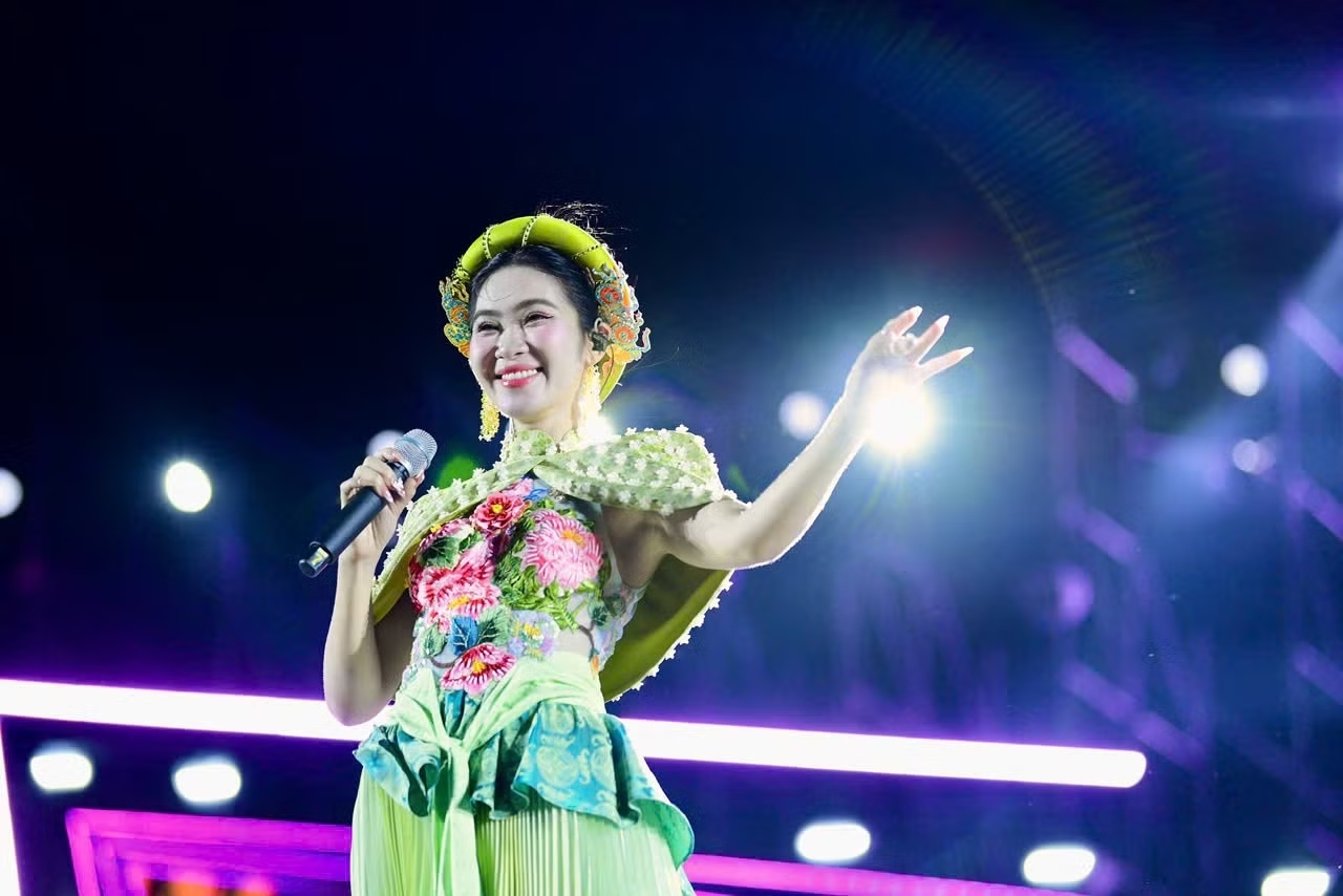 H&ograve;a Minzy h&aacute;t 'Thị Mầu', đu người tr&ecirc;n kh&ocirc;ng trước 20.000 kh&aacute;n giả- Ảnh 14.