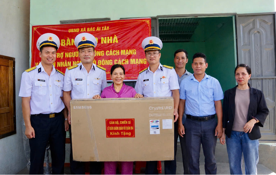 Lữ đoàn 954 Hải quân bàn giao nhà, tặng quà gia đình chính sách ở Khánh Hòa- Ảnh 1.