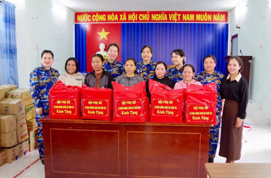 Lữ đoàn 954 Hải quân bàn giao nhà, tặng quà gia đình chính sách ở Khánh Hòa- Ảnh 2.
