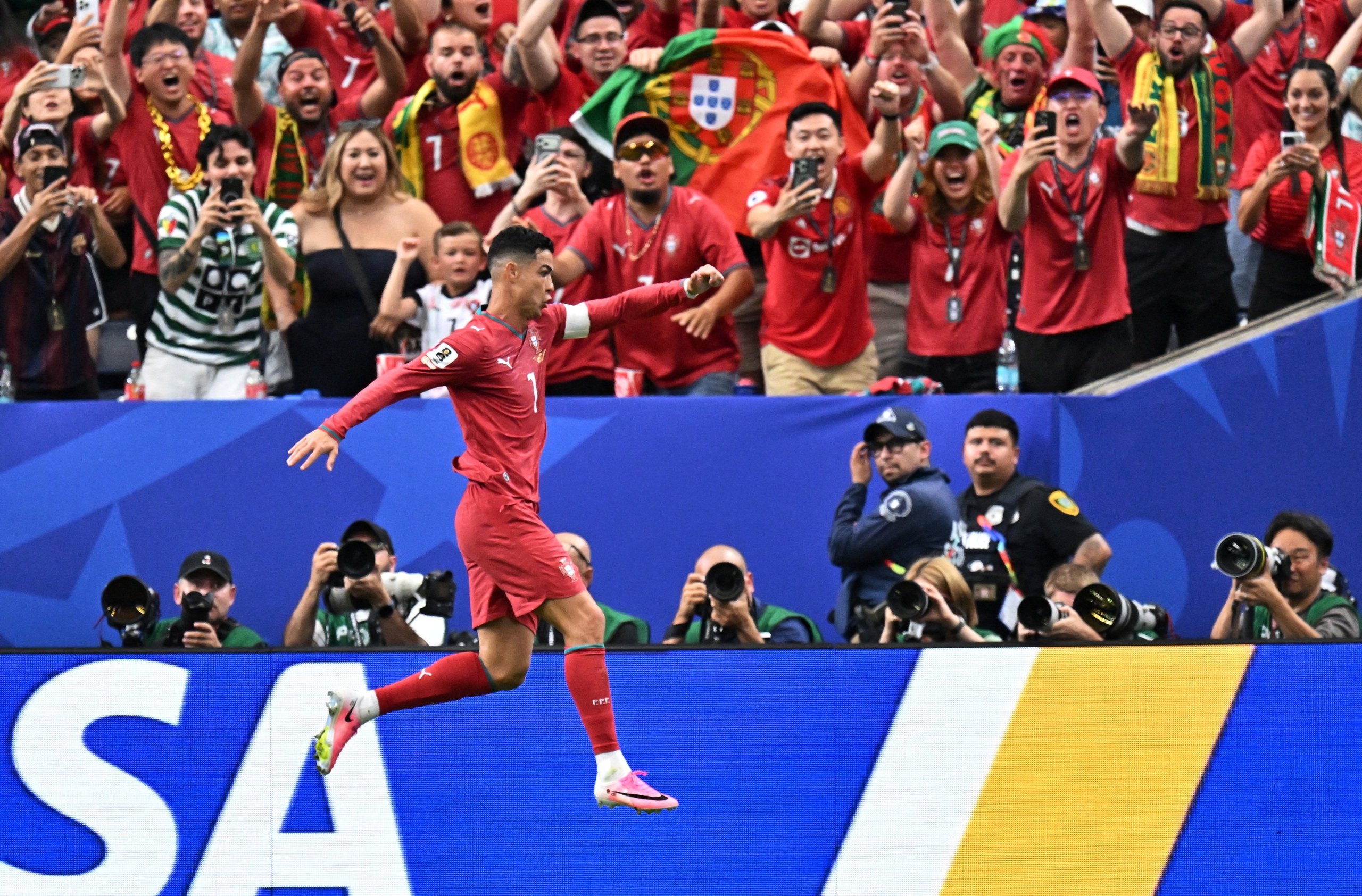 Nỗi buồn kh&oacute; tả của Ronaldo: Nhạt nh&ograve;a, điểm thấp v&agrave; bị mỉa mai- Ảnh 5.
