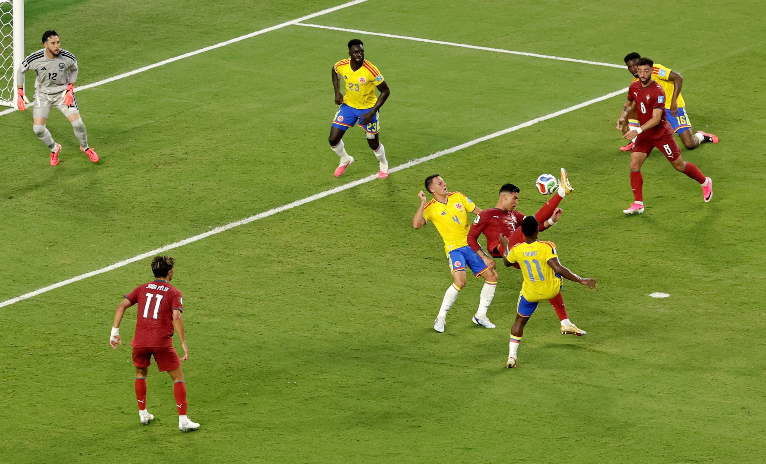 Nỗi buồn kh&oacute; tả của Ronaldo: Nhạt nh&ograve;a, điểm thấp v&agrave; bị mỉa mai- Ảnh 3.