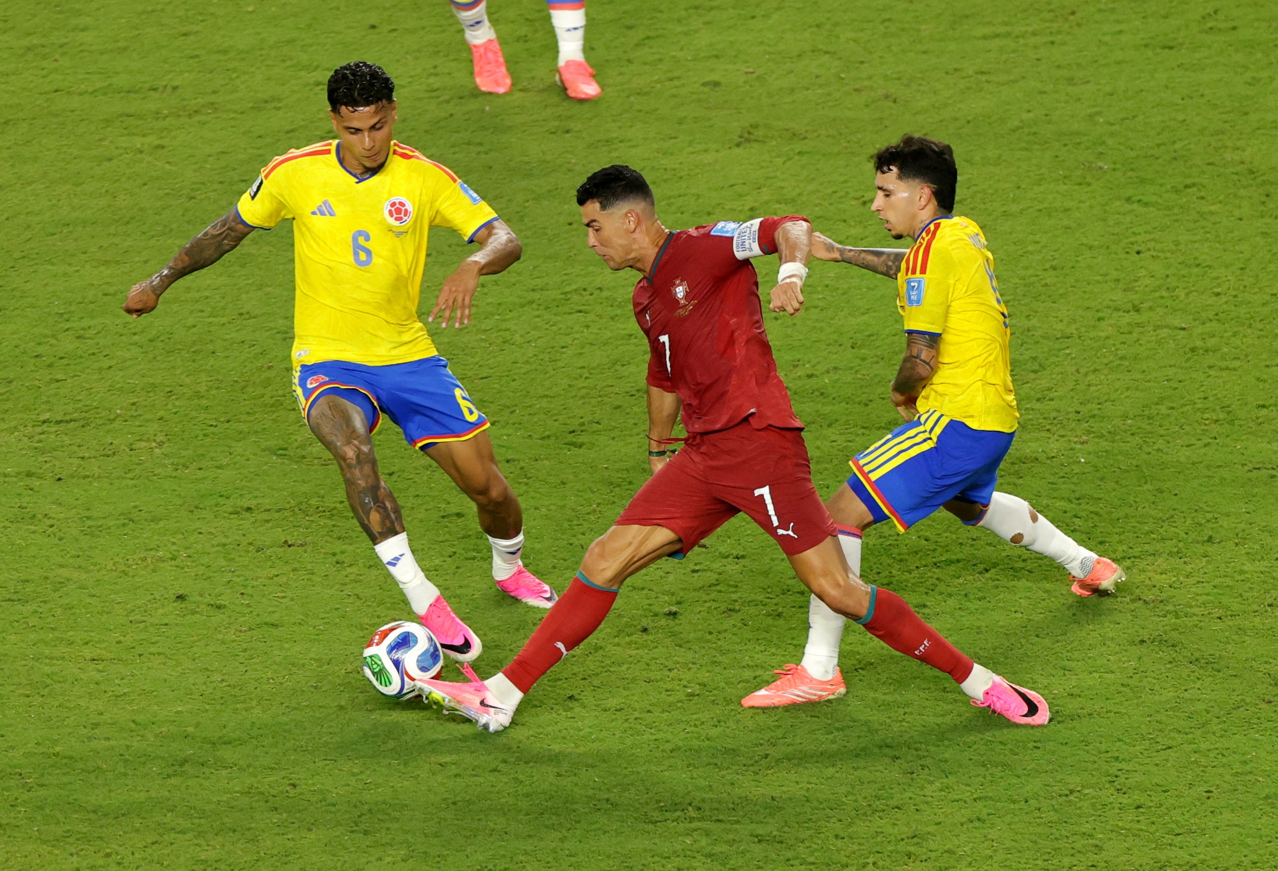 Nỗi buồn kh&oacute; tả của Ronaldo: Nhạt nh&ograve;a, điểm thấp v&agrave; bị mỉa mai- Ảnh 1.