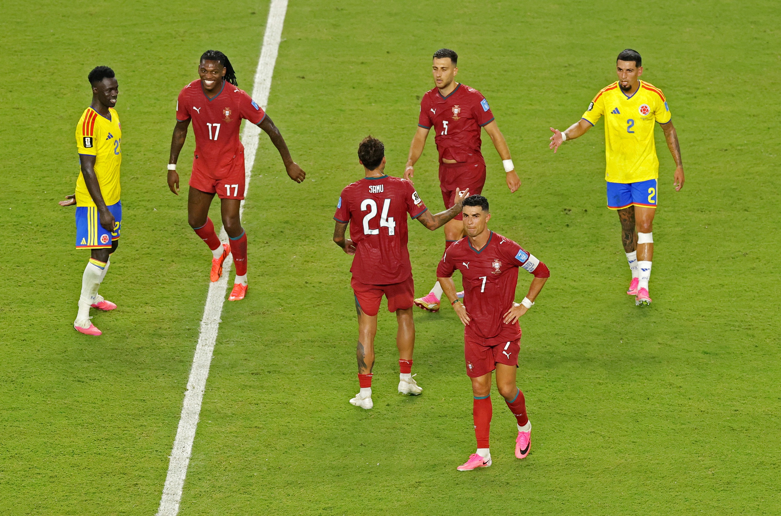 Nỗi buồn kh&oacute; tả của Ronaldo: Nhạt nh&ograve;a, điểm thấp v&agrave; bị mỉa mai- Ảnh 7.