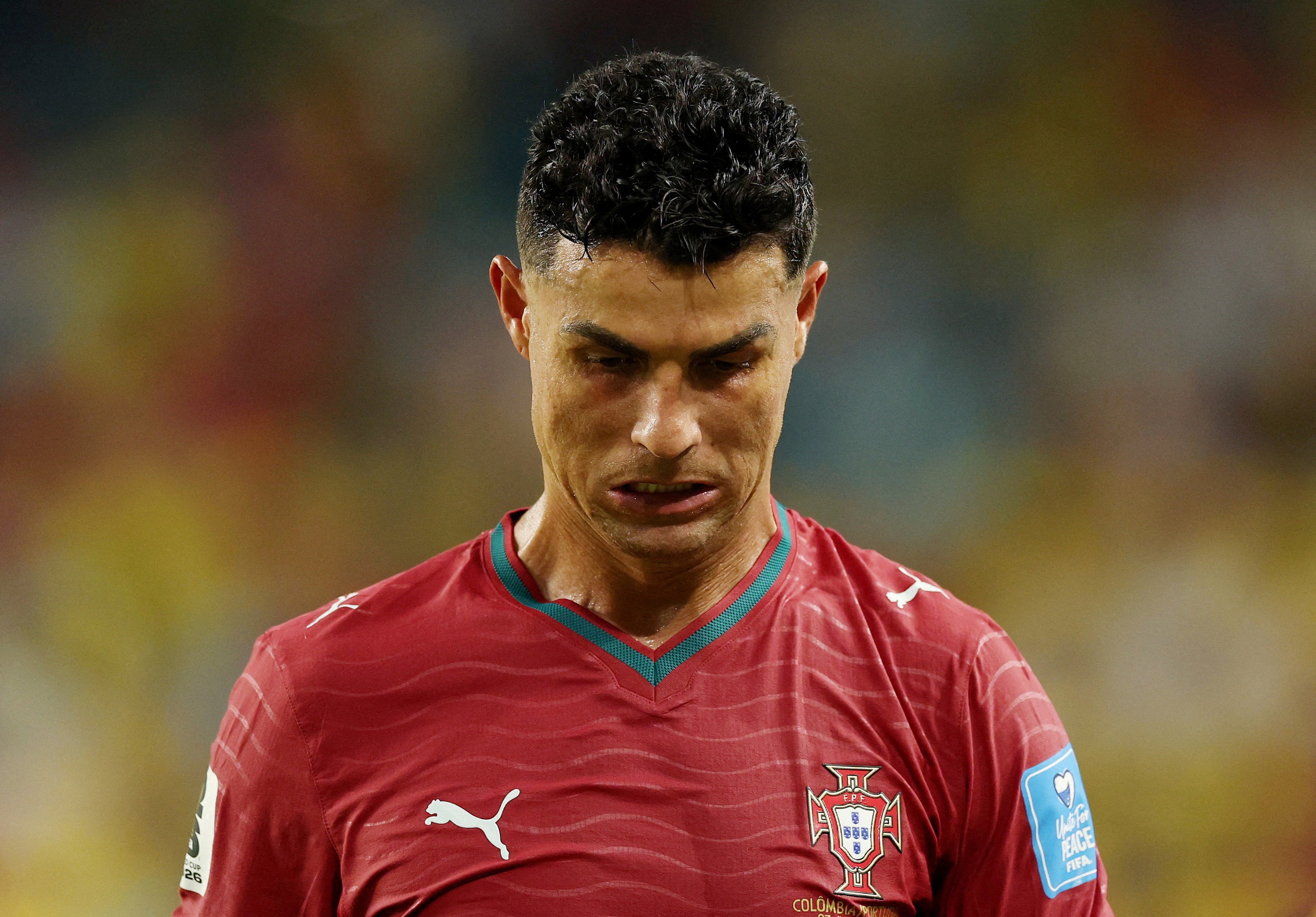 Nỗi buồn kh&oacute; tả của Ronaldo: Nhạt nh&ograve;a, điểm thấp v&agrave; bị mỉa mai- Ảnh 2.