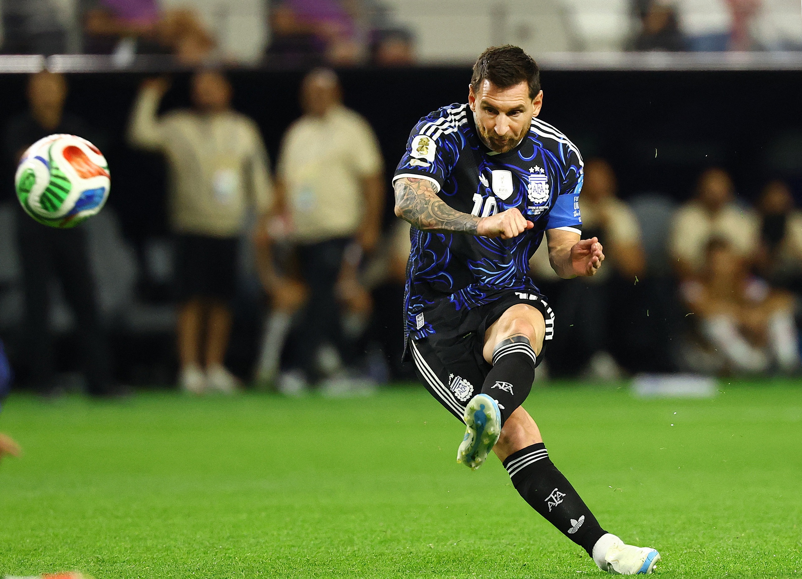 Messi chỉ mất 20 ph&uacute;t để lập th&ecirc;m kỷ lục World Cup: Si&ecirc;u phẩm đẹp như tranh vẽ- Ảnh 2.