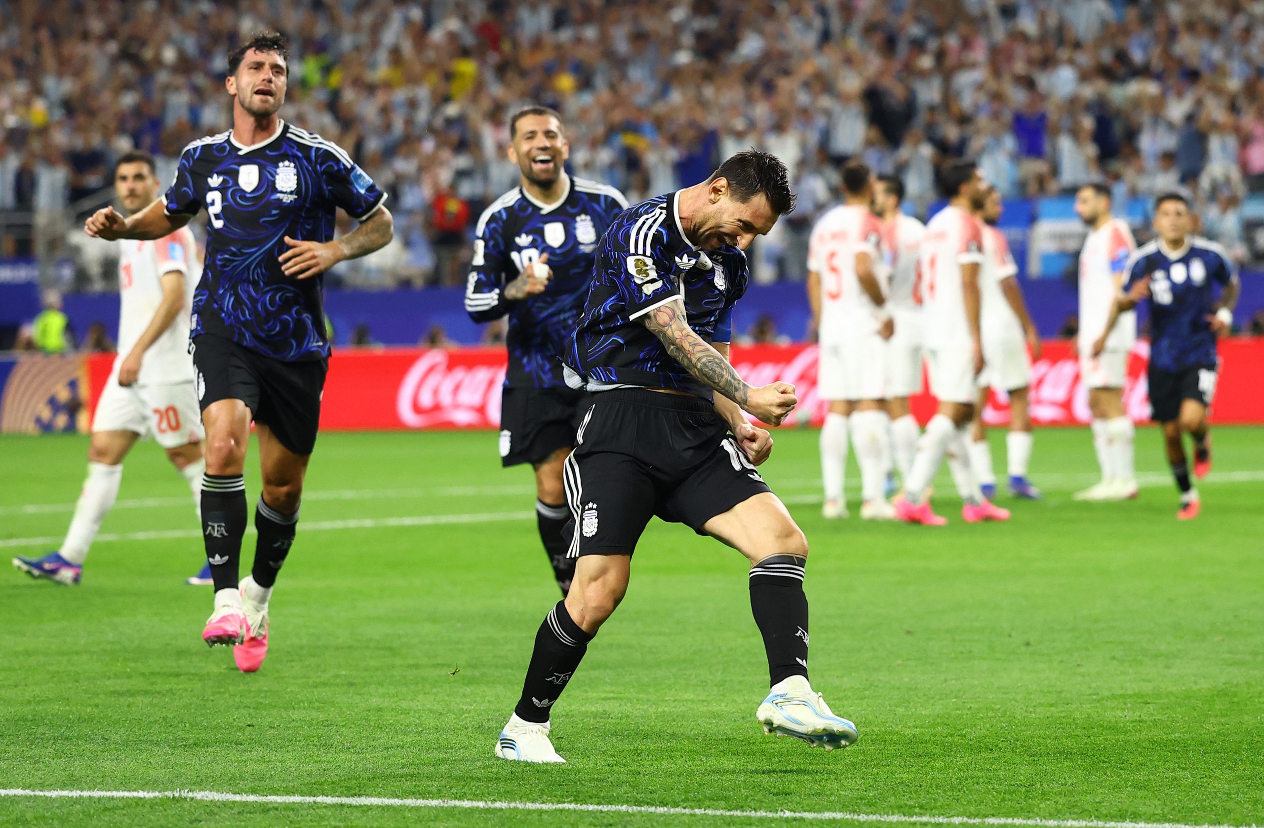 Messi chỉ mất 20 ph&uacute;t để lập th&ecirc;m kỷ lục World Cup: Si&ecirc;u phẩm đẹp như tranh vẽ- Ảnh 8.