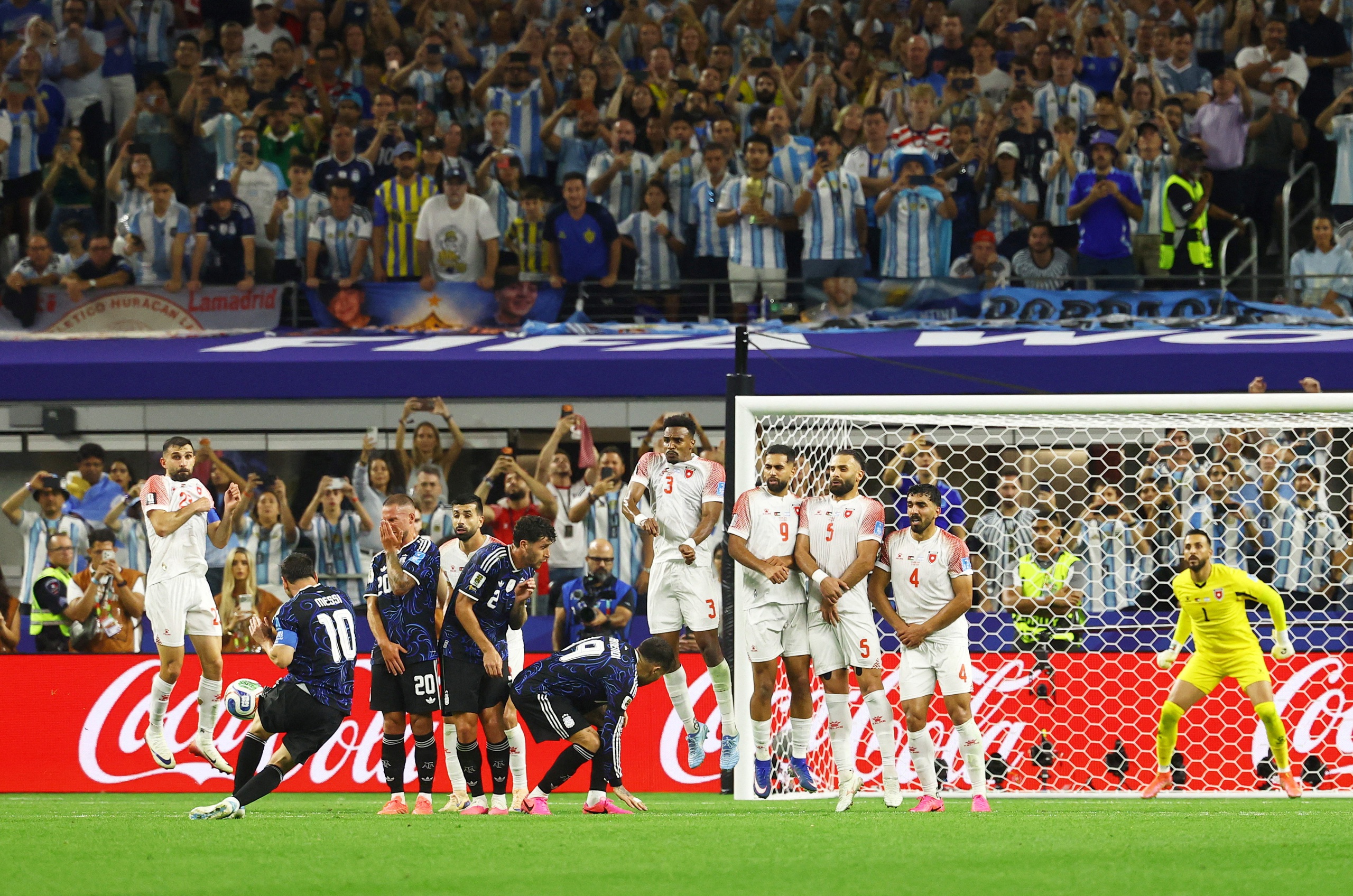 Messi chỉ mất 20 ph&uacute;t để lập th&ecirc;m kỷ lục World Cup: Si&ecirc;u phẩm đẹp như tranh vẽ- Ảnh 4.