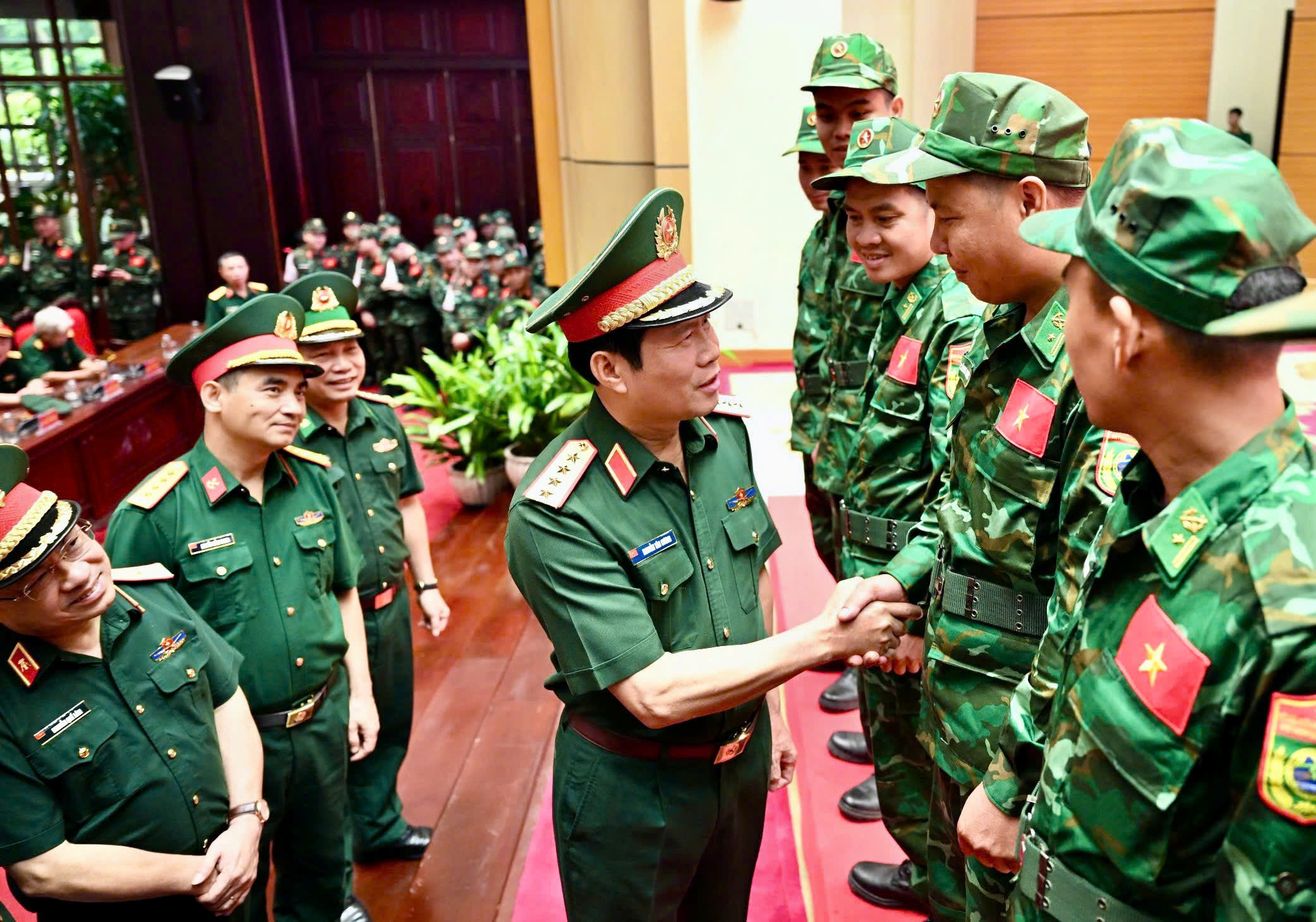 Đại tướng Nguyễn Tân Cương giao quyền 'tướng quân tại ngoại' khi cứu trợ động đất Venezuela - Ảnh 3.