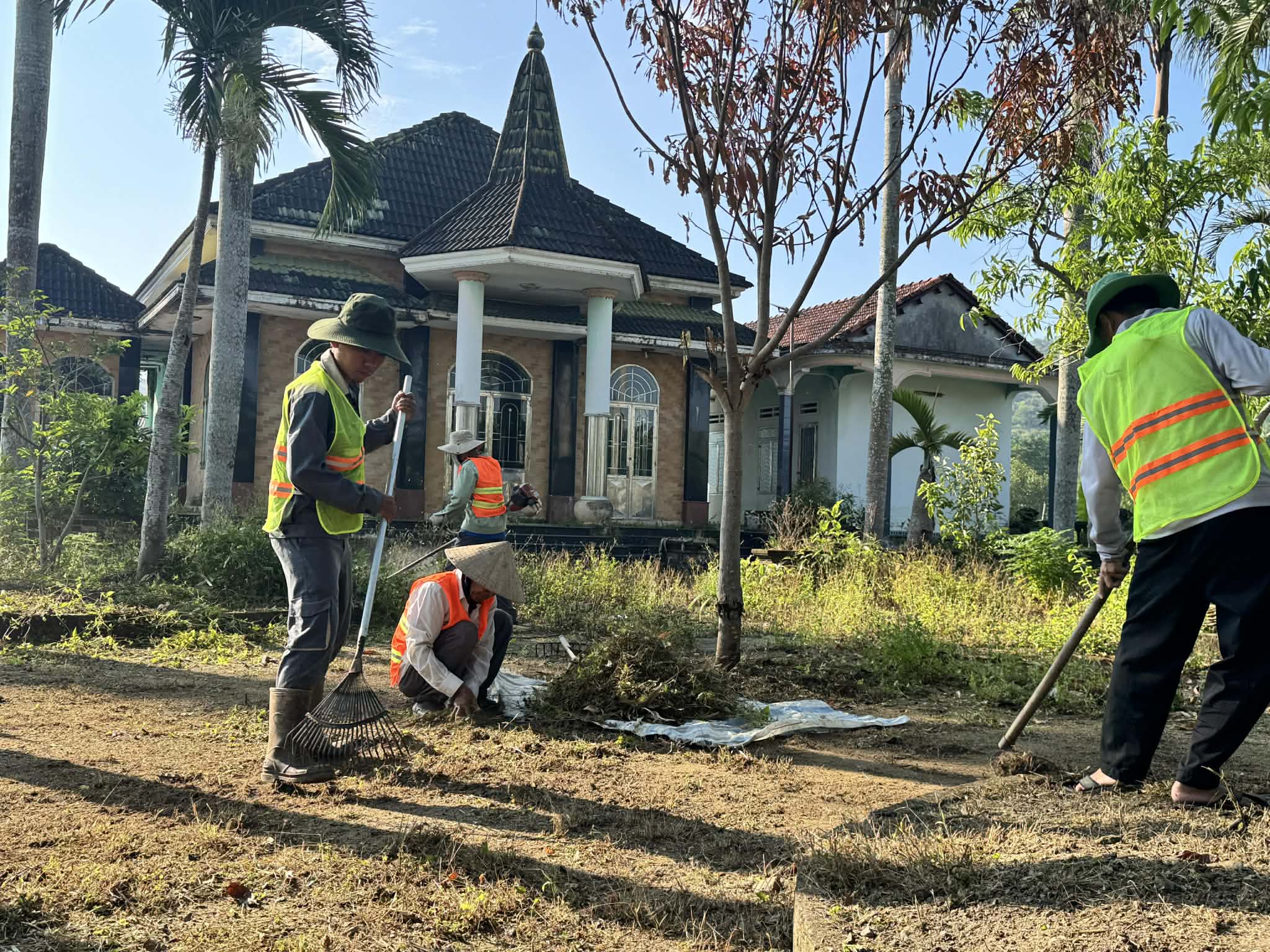Kh&ocirc;ng nhận tiền c&ocirc;ng, nh&oacute;m 5 người trẻ dọn nh&agrave; miễn ph&iacute; suốt gần 4 năm - Ảnh 2.