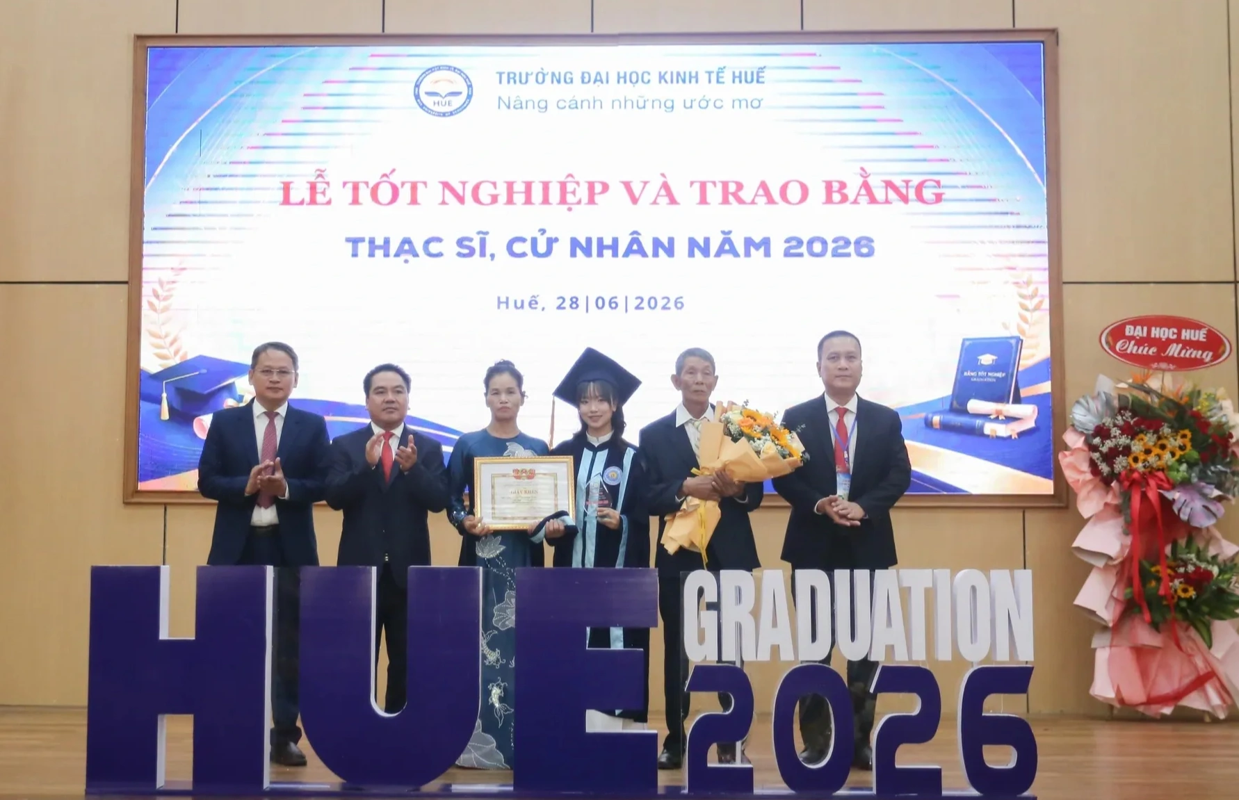 Nữ sinh nh&agrave; n&ocirc;ng Quảng Trị trở th&agrave;nh thủ khoa Trường ĐH Kinh tế - ĐH Huế  - Ảnh 2.