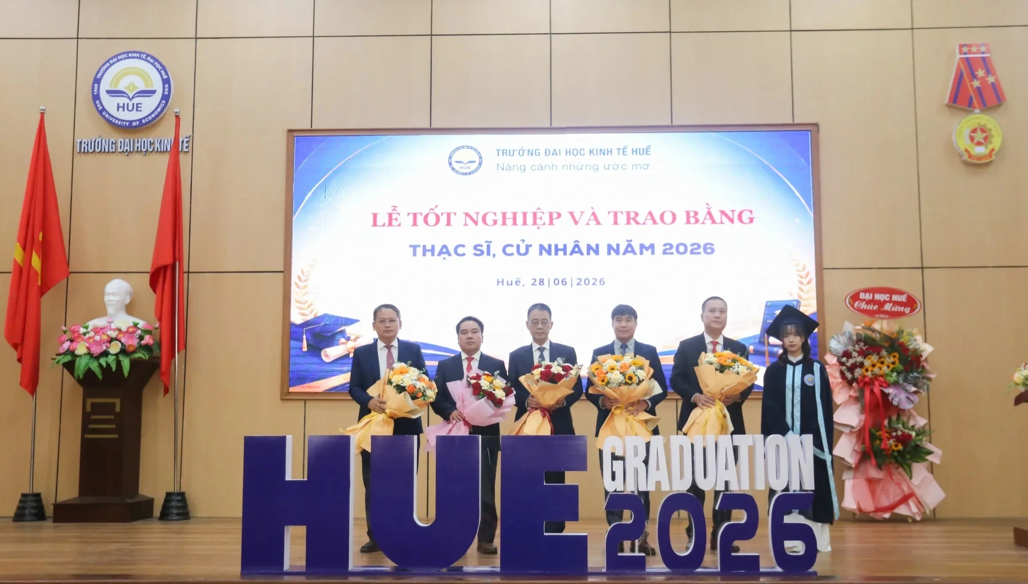 Nữ sinh nh&agrave; n&ocirc;ng Quảng Trị trở th&agrave;nh thủ khoa Trường ĐH Kinh tế - ĐH Huế  - Ảnh 3.