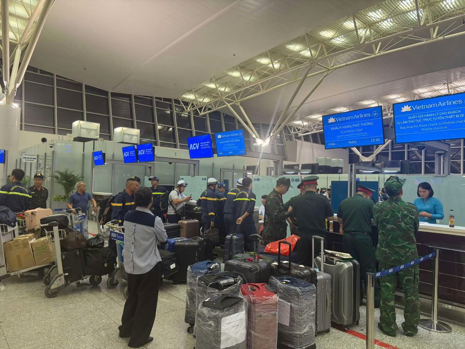 Chuyến bay mang 'sứ mệnh tr&aacute;i tim' đưa 124 chiến sĩ sang Venezuela cứu trợ động đất- Ảnh 2.