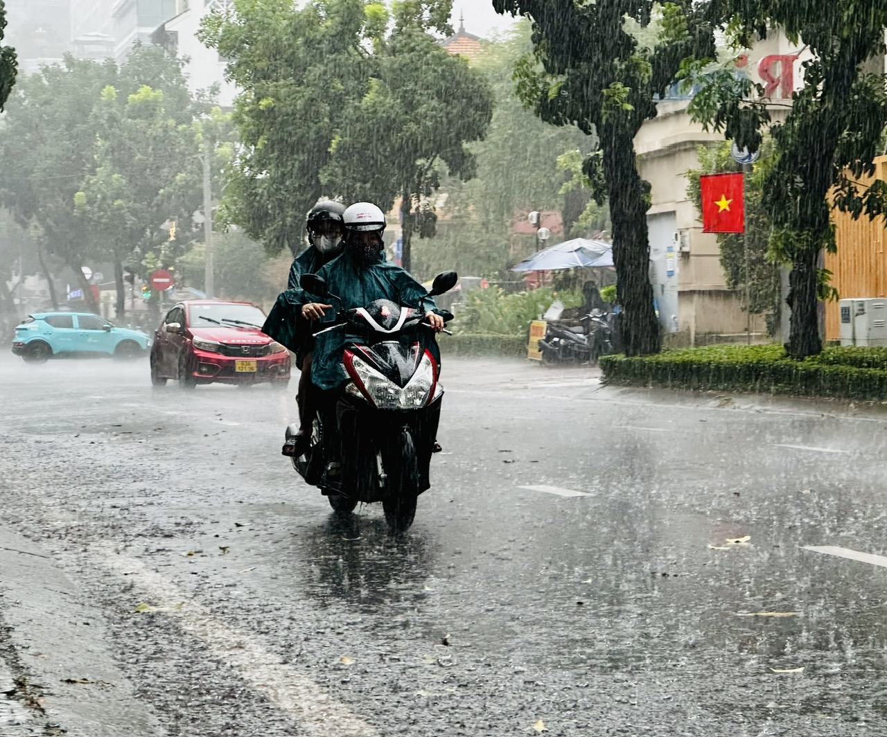 TP.HCM sắp đón đợt mưa lớn đến 300mm - Ảnh 1.