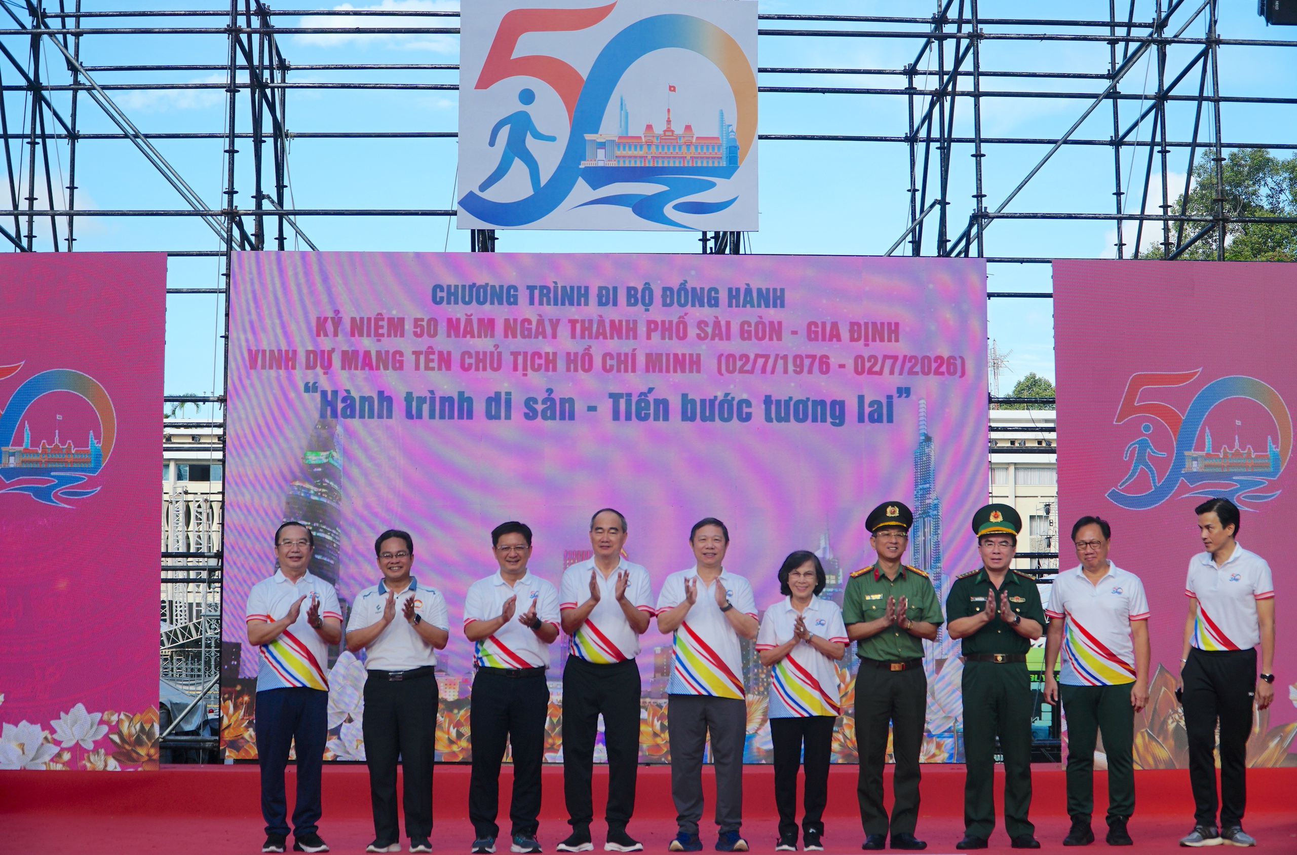 Hơn 5.000 người đi bộ đồng h&agrave;nh ch&agrave;o mừng 50 năm TP.HCM vinh dự mang t&ecirc;n B&aacute;c - Ảnh 1.