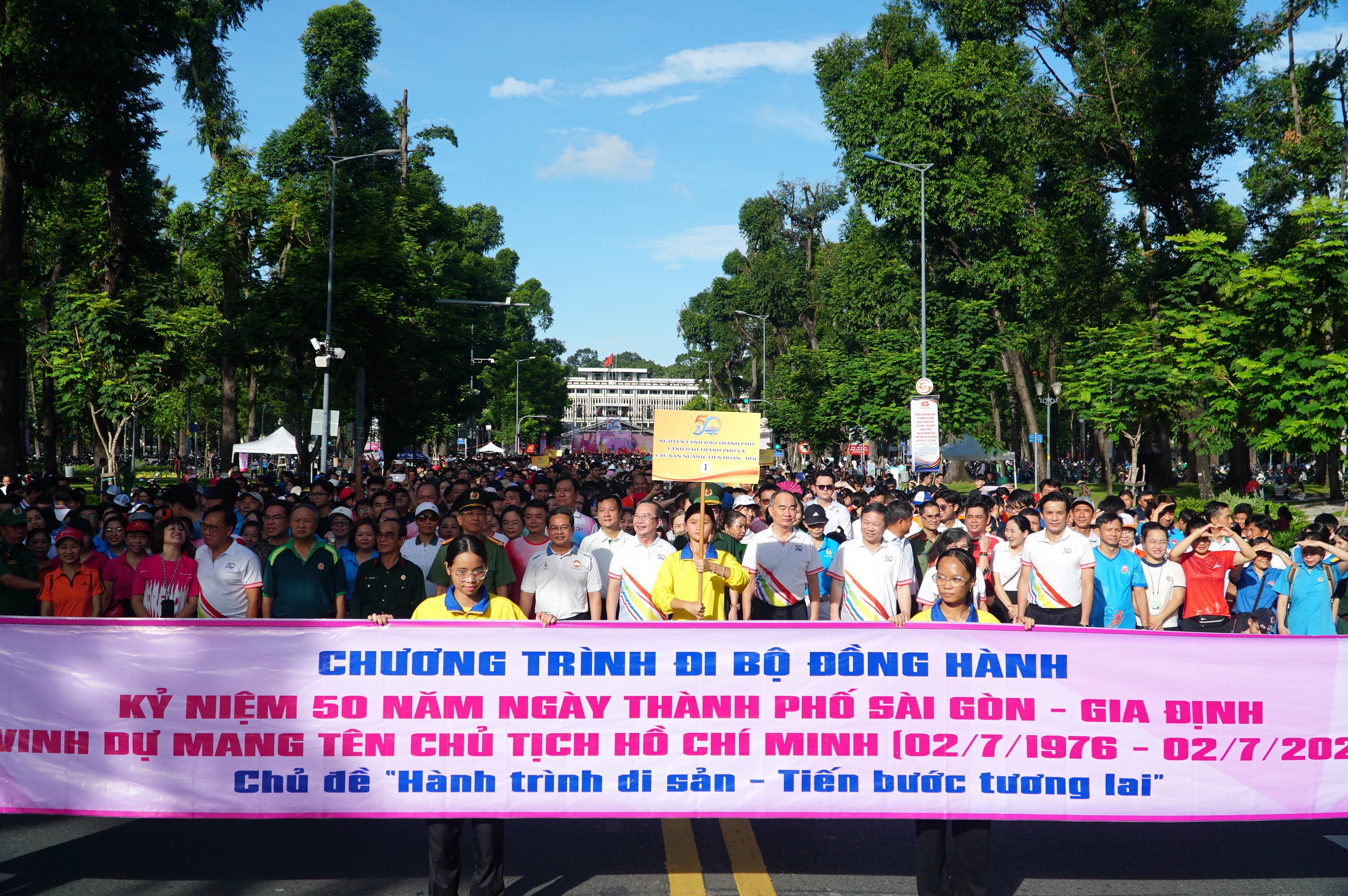 Hơn 5.000 người đi bộ đồng h&agrave;nh ch&agrave;o mừng 50 năm TP.HCM vinh dự mang t&ecirc;n B&aacute;c - Ảnh 3.
