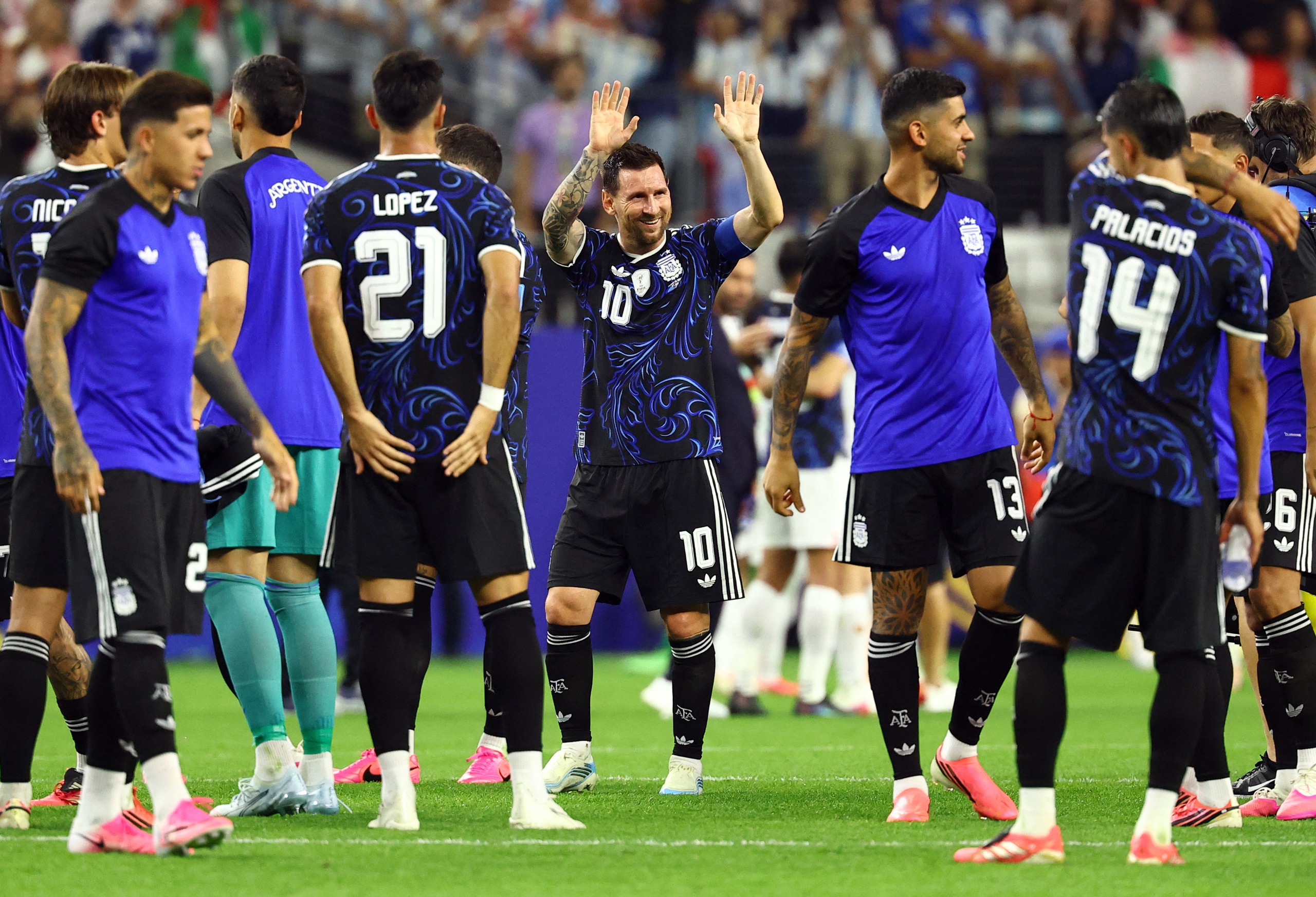 Ông trời' khéo sắp lịch, Messi phá tiếp 2 kỷ lục World Cup đúng ngày Ronaldo 'biến mất'