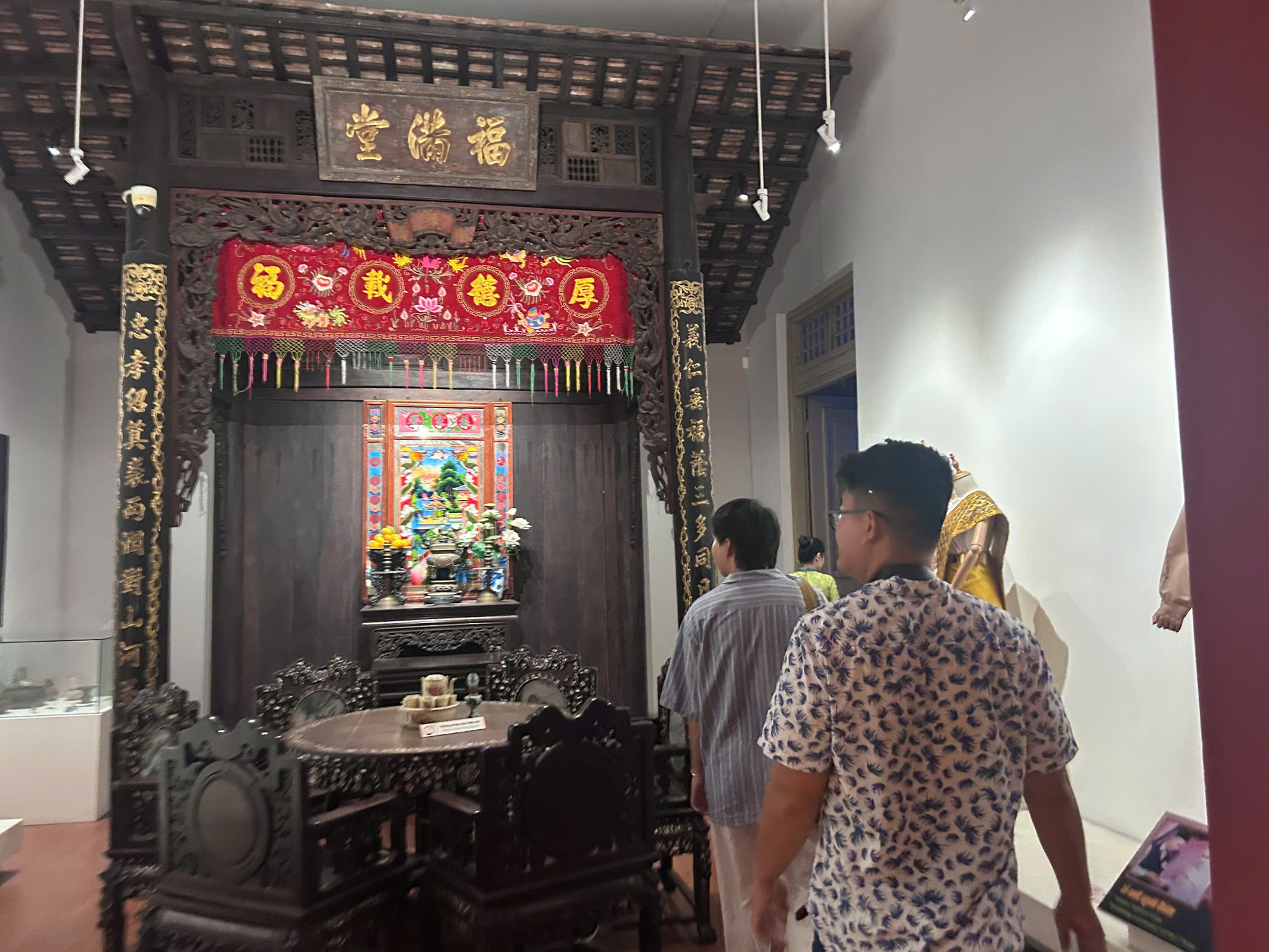7 giờ tối, nhiều người rủ nhau v&agrave;o bảo t&agrave;ng để l&agrave;m g&igrave;? - Ảnh 5.