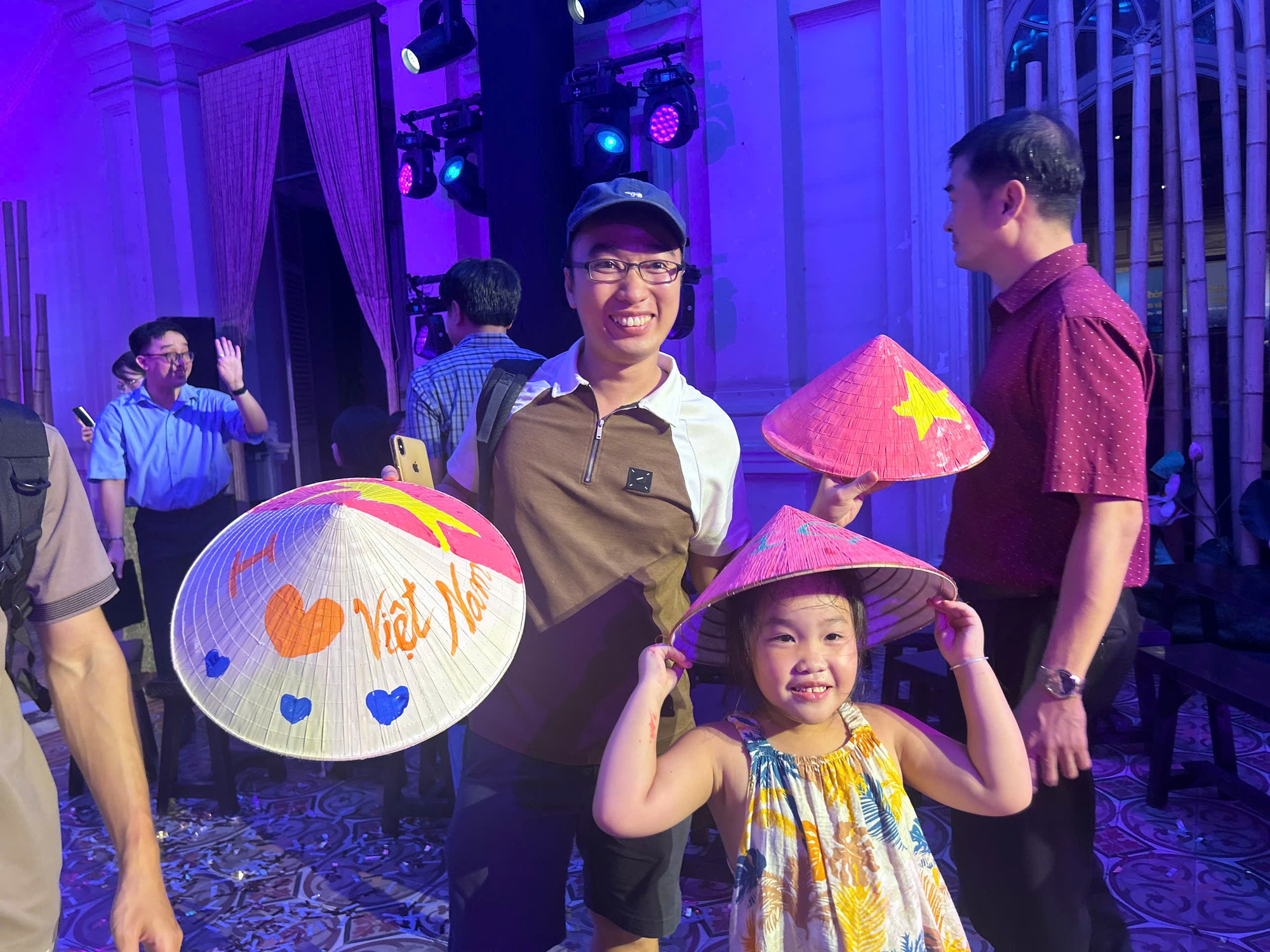 7 giờ tối, nhiều người rủ nhau v&agrave;o bảo t&agrave;ng để l&agrave;m g&igrave;? - Ảnh 7.
