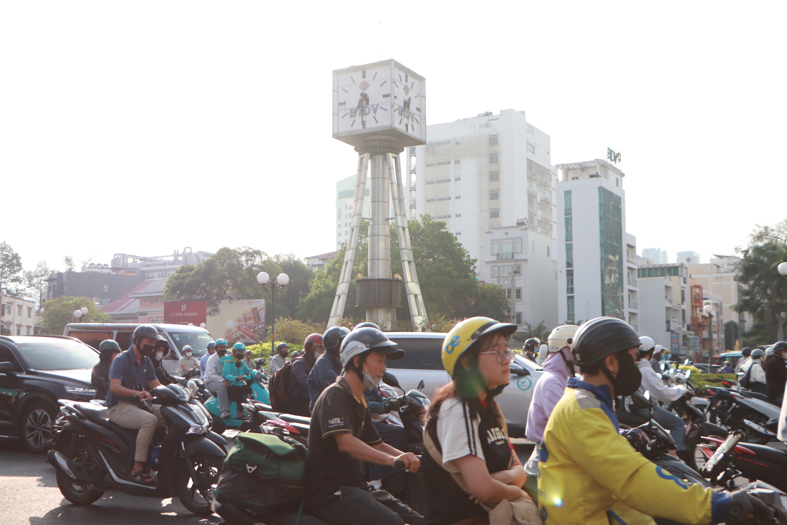 Người d&acirc;n n&oacute;i &lsquo;đ&atilde; quen&rsquo;, kẹt xe giảm r&otilde; rệt: TP.HCM sẽ điều chỉnh tiếp v&ograve;ng xoay - Ảnh 2.