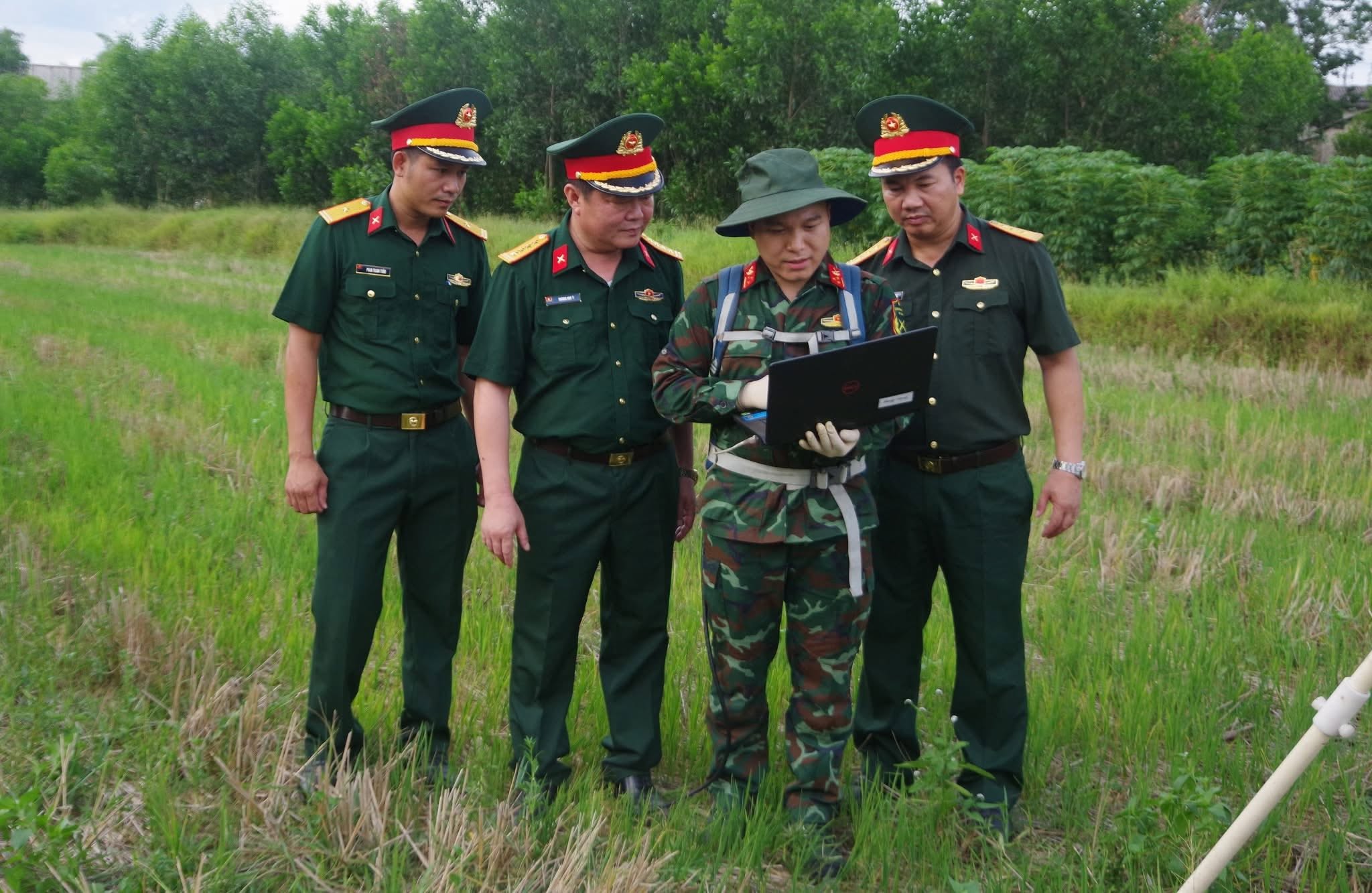Nghi có nhiều hố chôn tập thể, Quảng Trị đưa radar 'quét lòng đất' dò tìm - Ảnh 3.