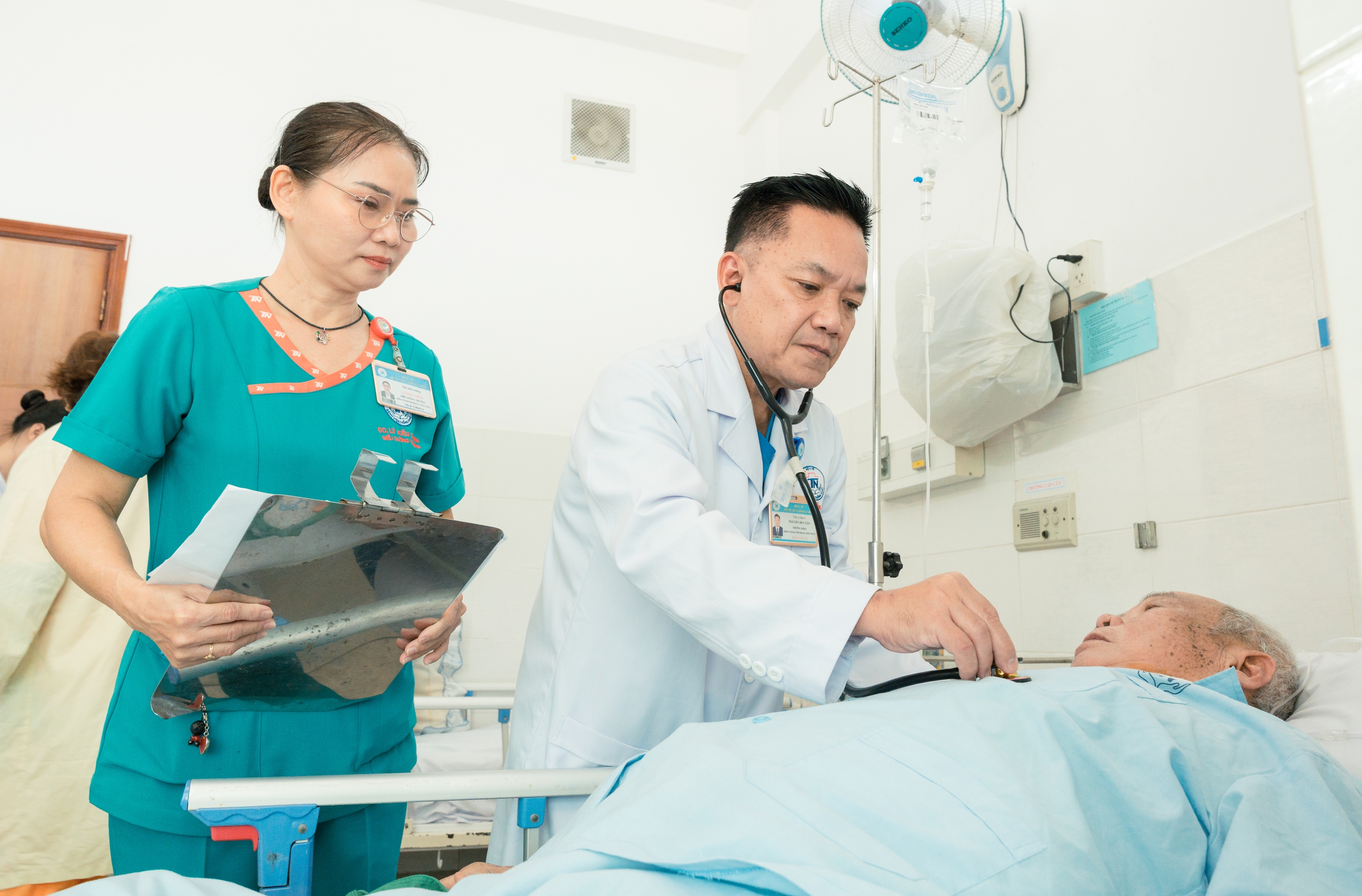 Cụ &ocirc;ng 78 tuổi tho&aacute;t khỏi "cửa tử" nhờ phẫu thuật Hybrid... - Ảnh 1.