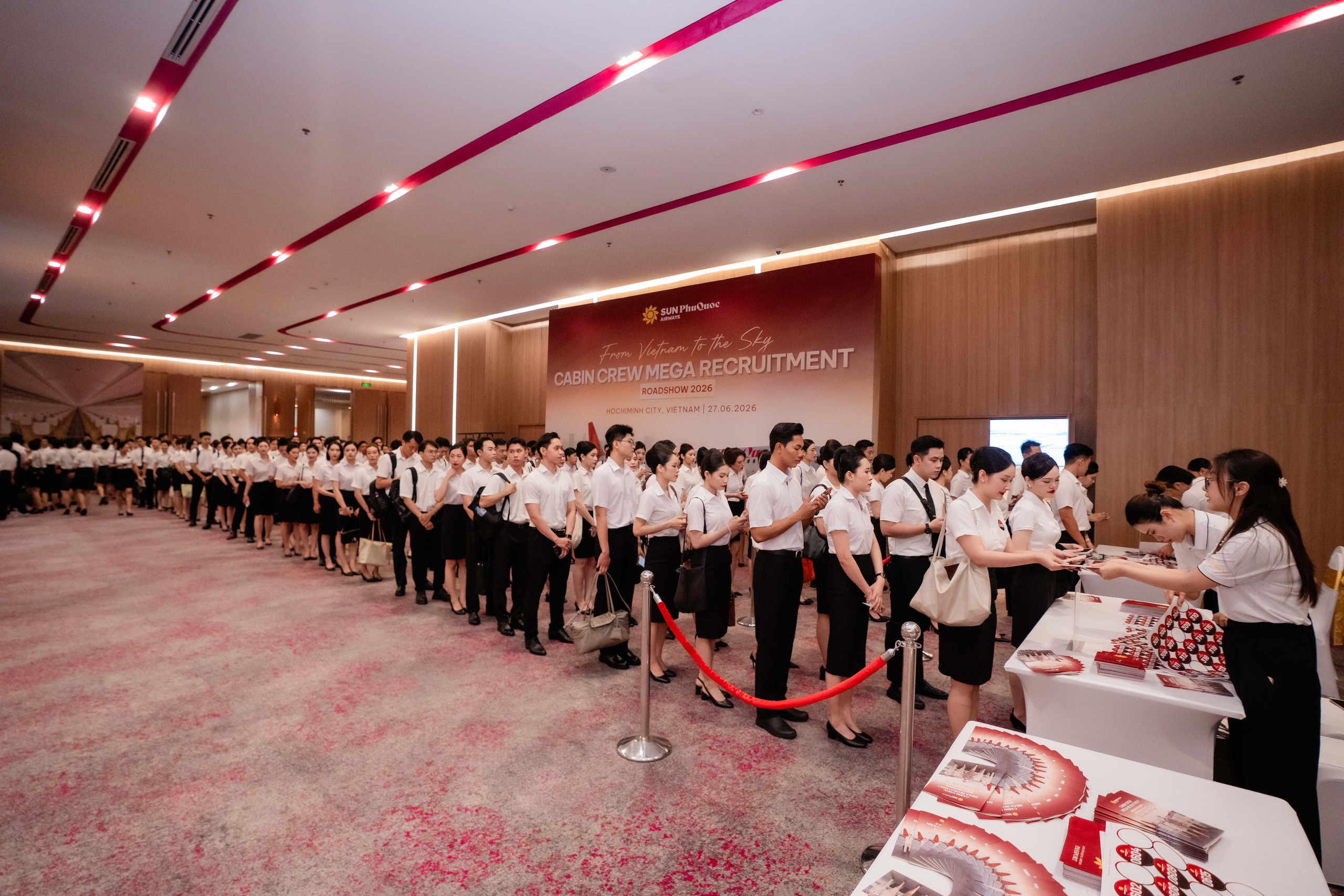 S&ocirc;i động ng&agrave;y hội tuyển dụng tiếp vi&ecirc;n h&agrave;ng kh&ocirc;ng lớn nhất năm của Sun PhuQuoc Airways- Ảnh 1.