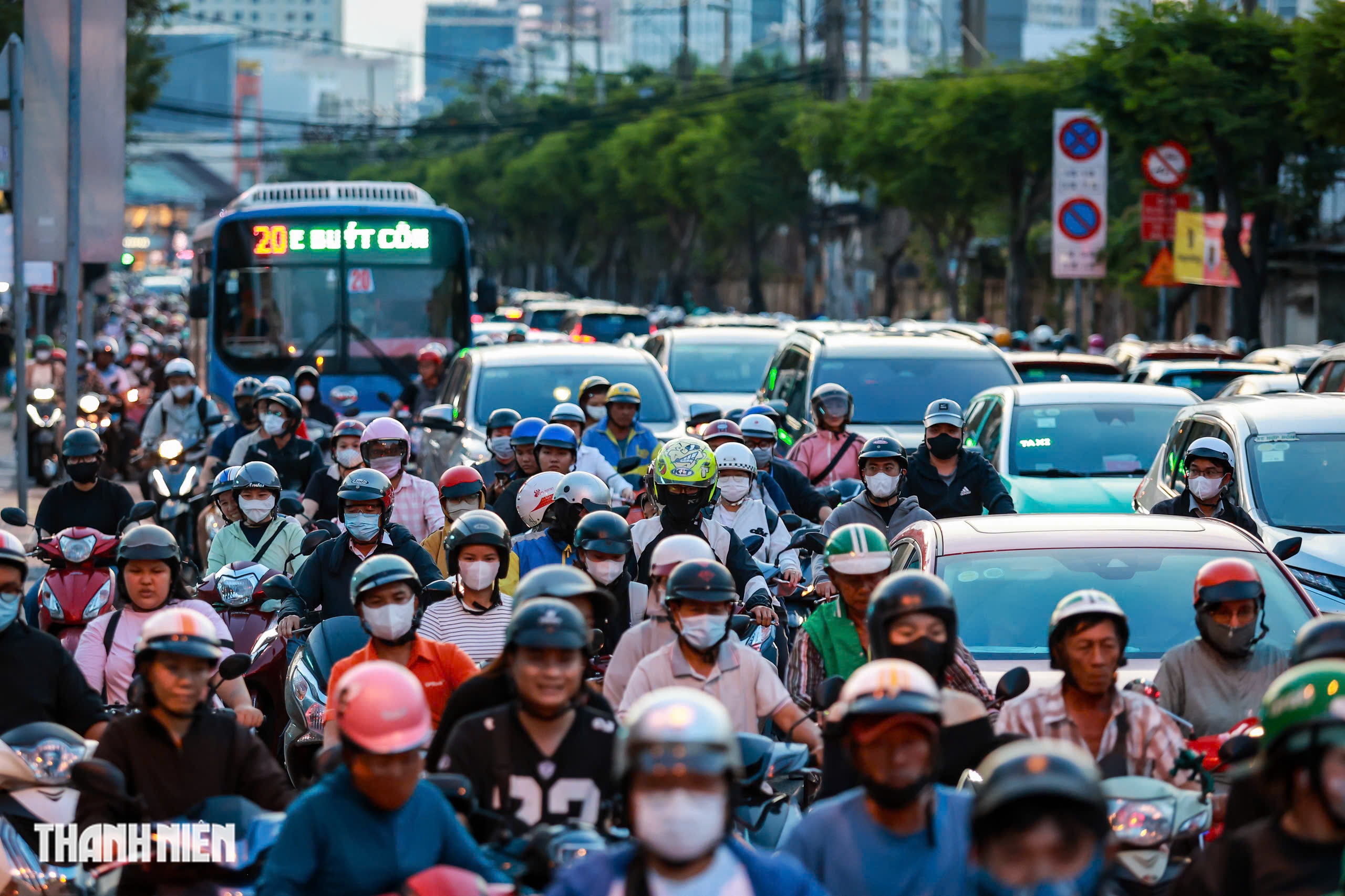 Đường Nguyễn Tất Thành thường xuyên ùn ứ sắp mở rộng lên 8 - 10 làn xe - Ảnh 4.