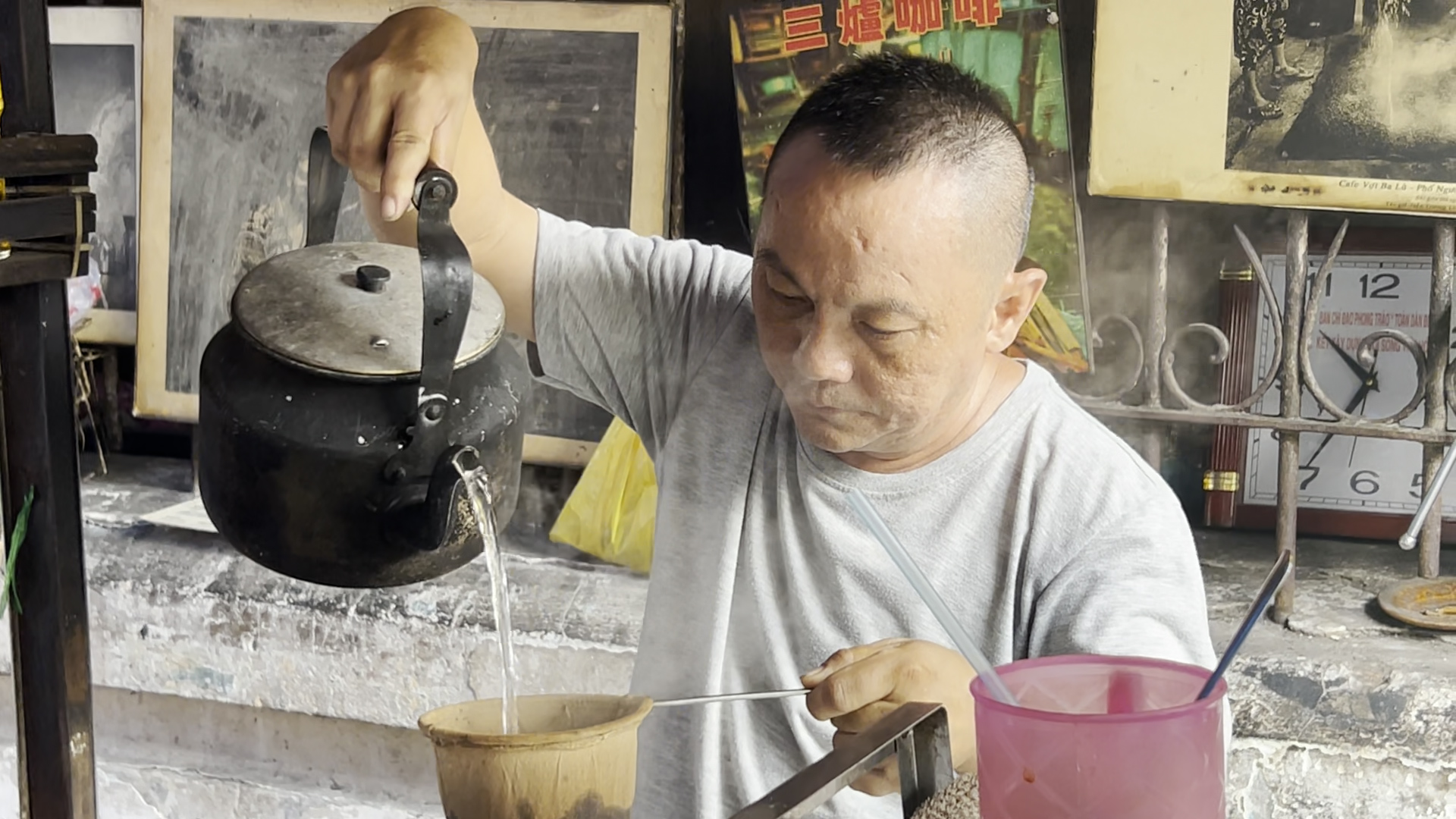 Hơn 70 năm đỏ lửa lò rang: Bí quyết cà phê thủ công níu chân khách ở Chợ Lớn - Ảnh 1.