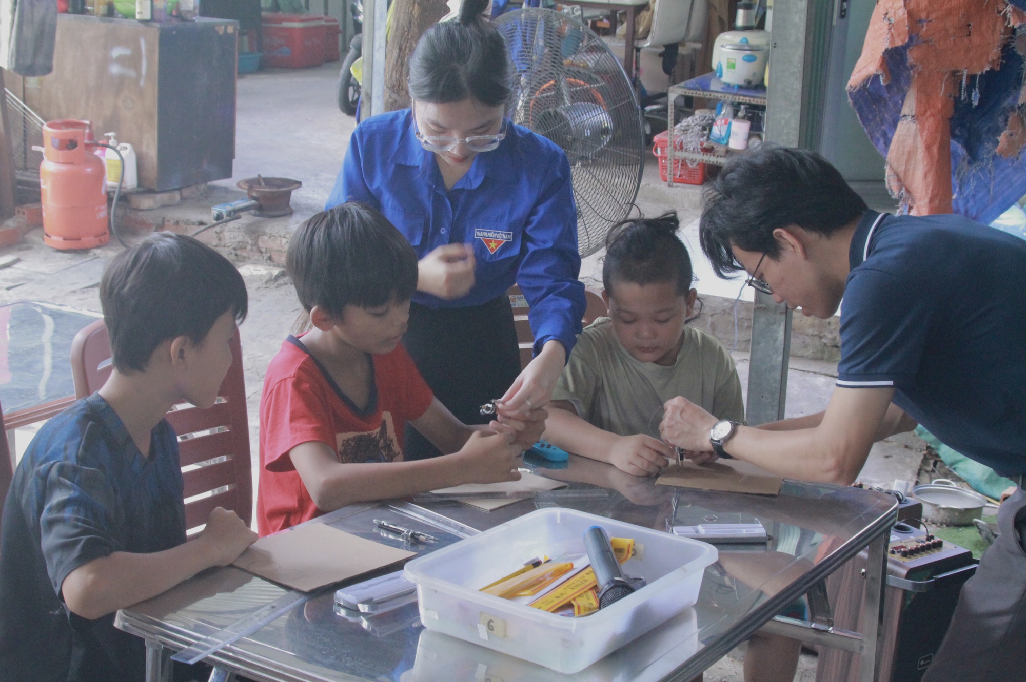 'Gia sư &aacute;o xanh': Đưa STEM v&agrave; kỹ năng sống v&agrave;o lớp học t&igrave;nh thương - Ảnh 1.