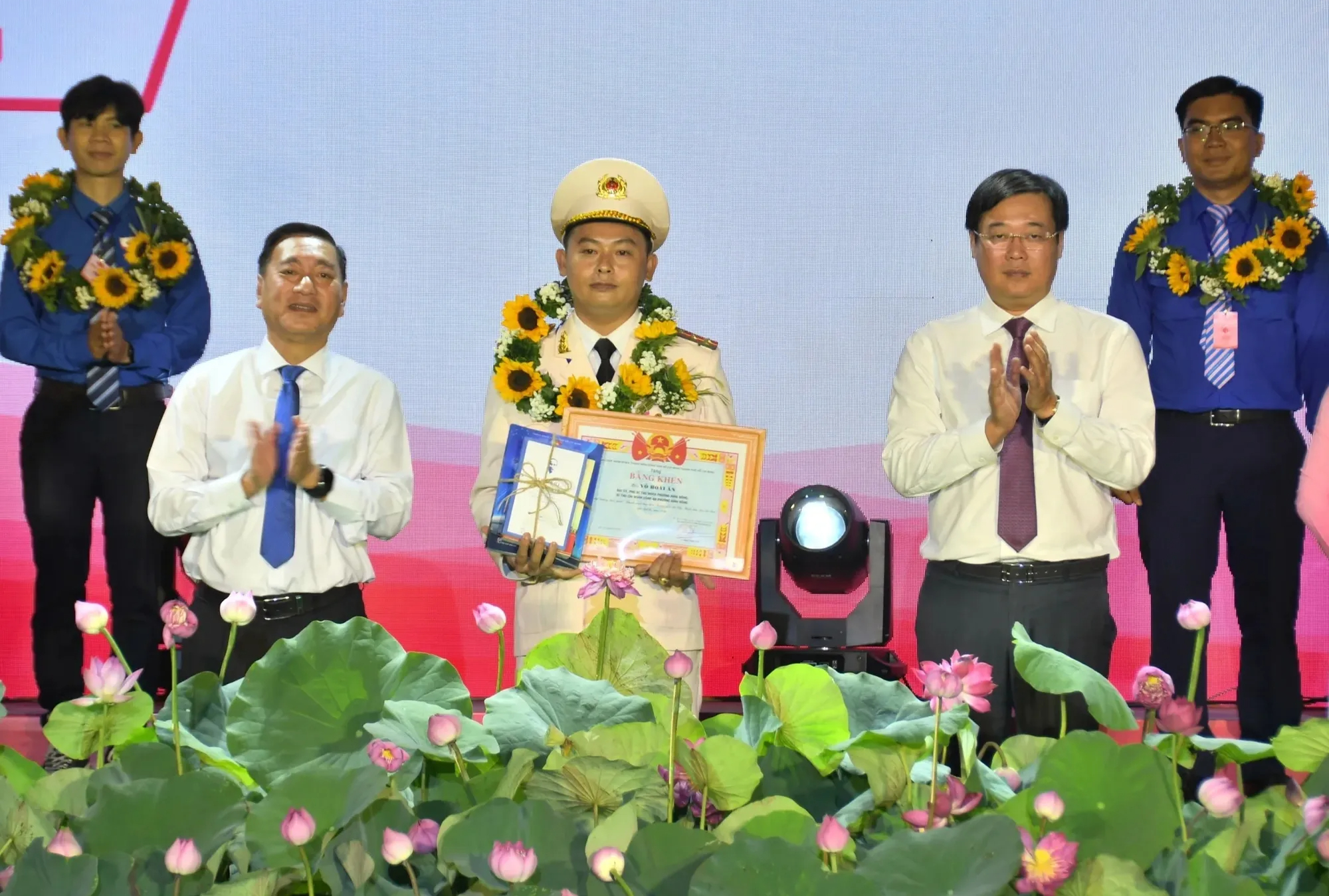Những người trẻ không nói nhiều mà chỉ làm và cống hiến hết mình - Ảnh 1.