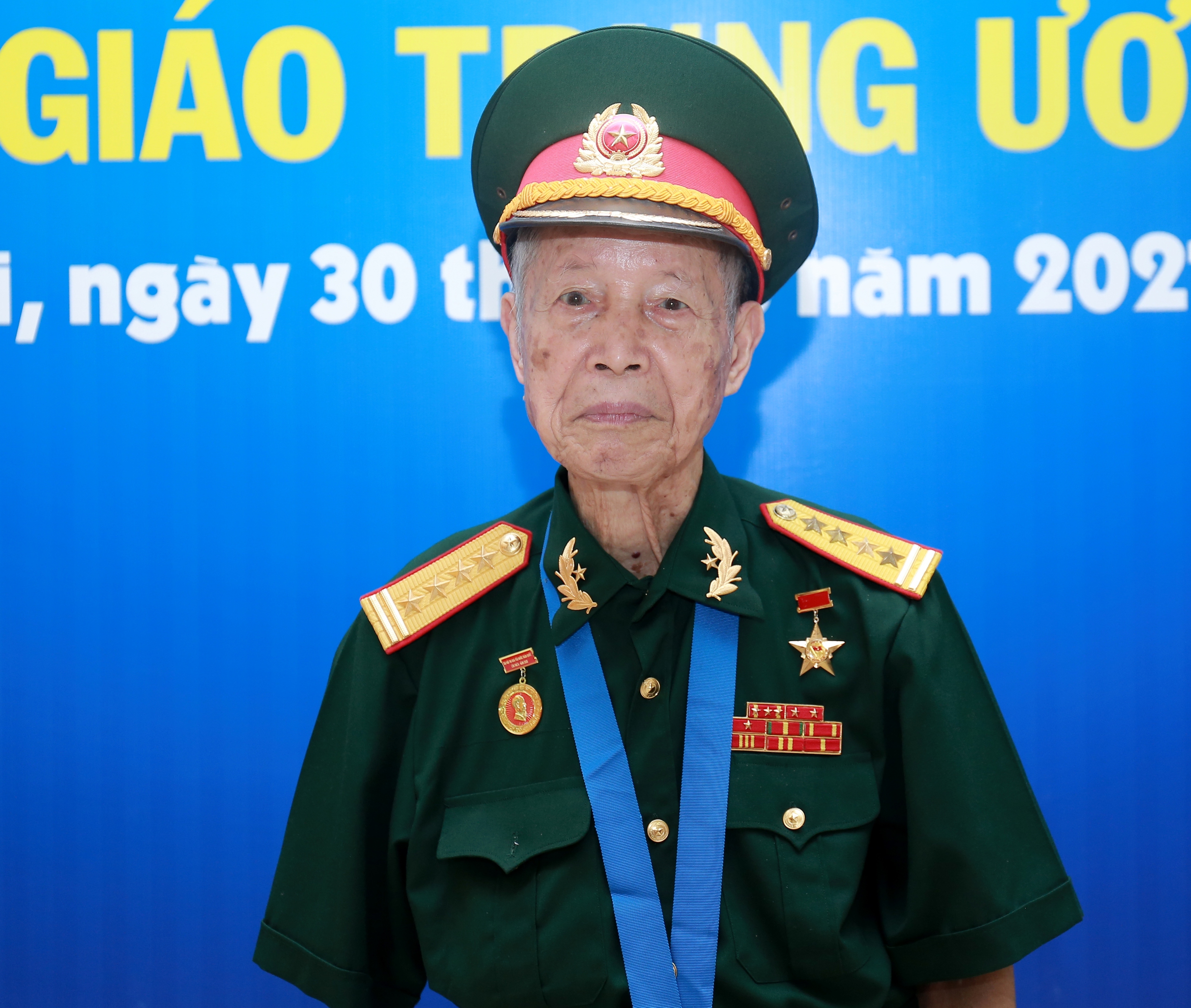 Vĩ đại trong cống hiến, b&igrave;nh dị trong đời thường l&agrave;m n&ecirc;n tầm v&oacute;c La Văn Cầu - Ảnh 4.