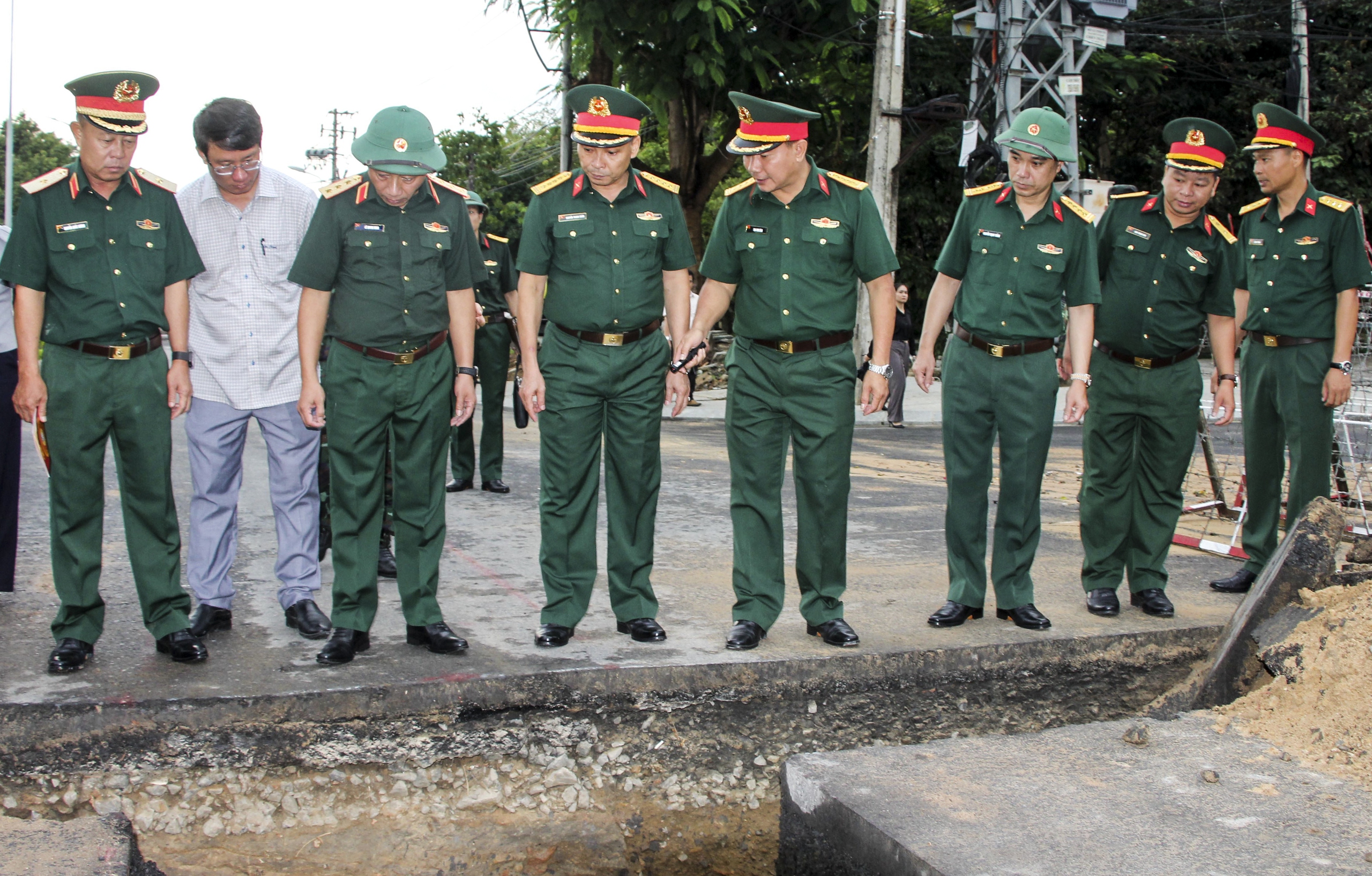 Thượng tướng Lê Quang Minh kiểm tra công tác tìm kiếm hài cốt liệt sĩ- Ảnh 1.