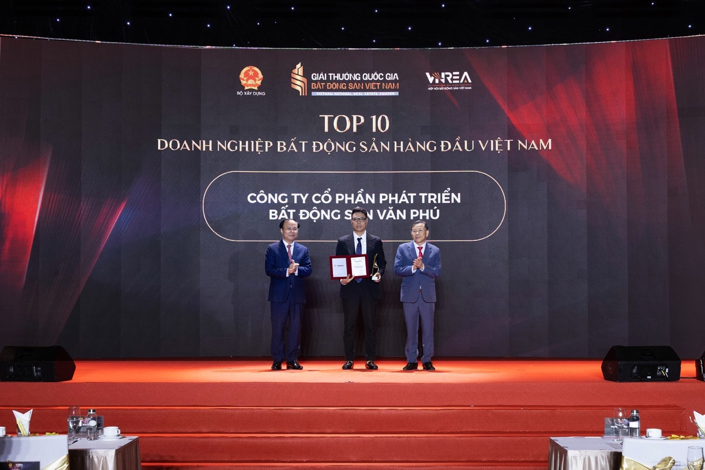 Văn Phú vào Top 10 doanh nghiệp bất động sản hàng đầu Việt Nam- Ảnh 1. Văn Phú vào Top 10 doanh nghiệp bất động sản hàng đầu Việt Nam- Ảnh 1.