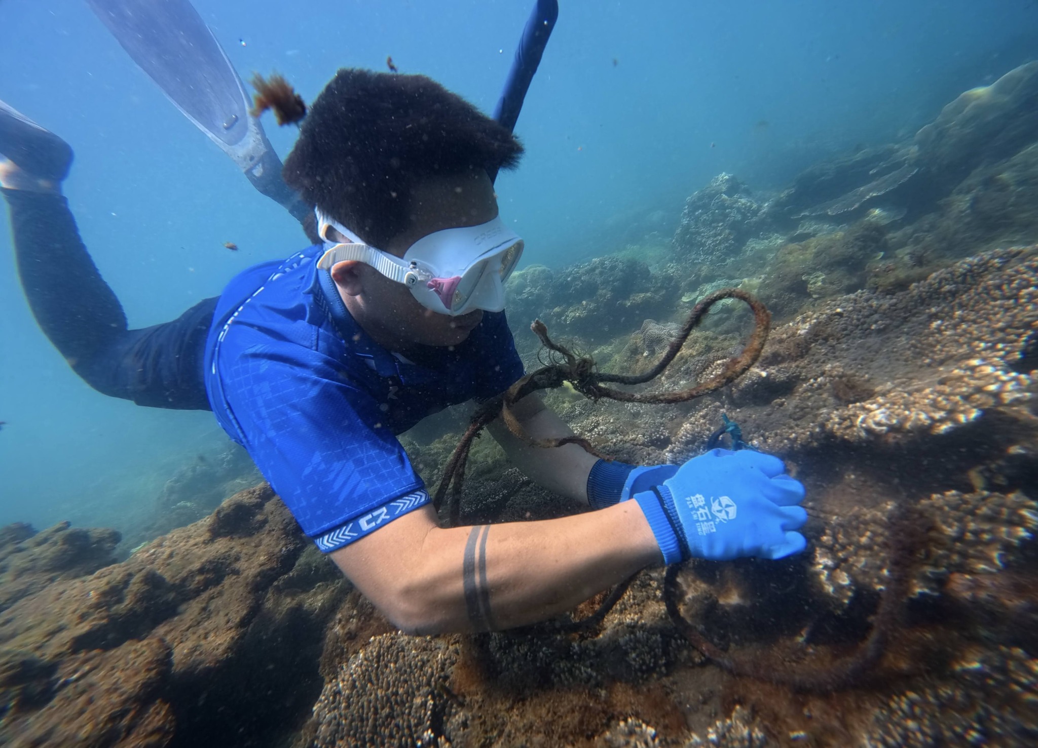 'Cởi trói' san hô dưới đáy biển Hòn Sụp ở Đà Nẵng- Ảnh 3.