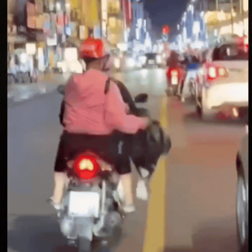 Người phụ nữ tung v&agrave;ng m&atilde; xuống đường để 'xả xui' ở TP.HCM bị phạt - Ảnh 1.