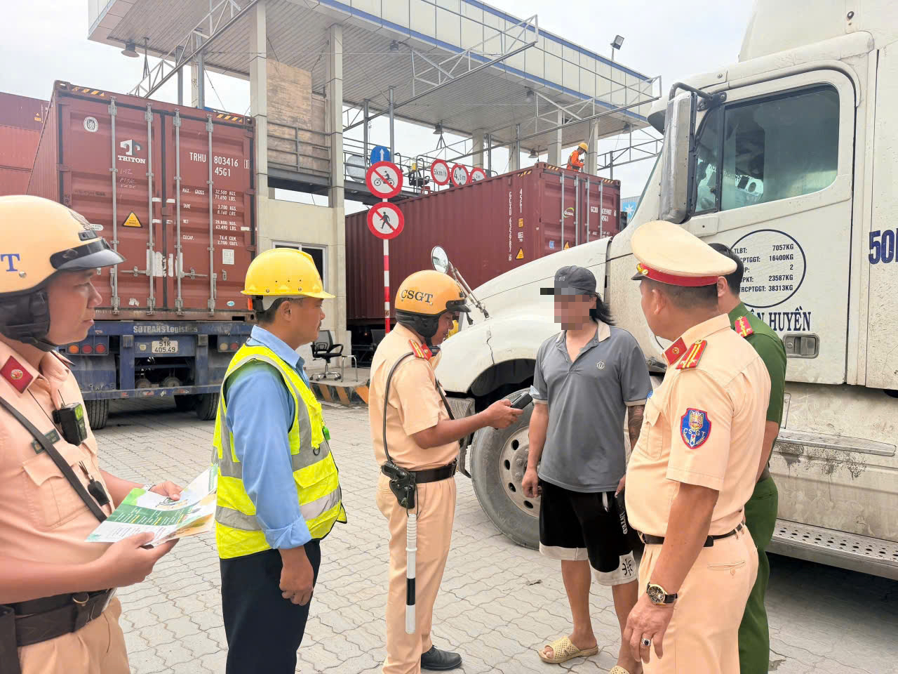 TP.HCM phát hiện 107 tài xế dương tính ma túy trong gần 1 tháng- Ảnh 1. TP.HCM phát hiện 107 tài xế dương tính ma túy trong gần 1 tháng- Ảnh 1.