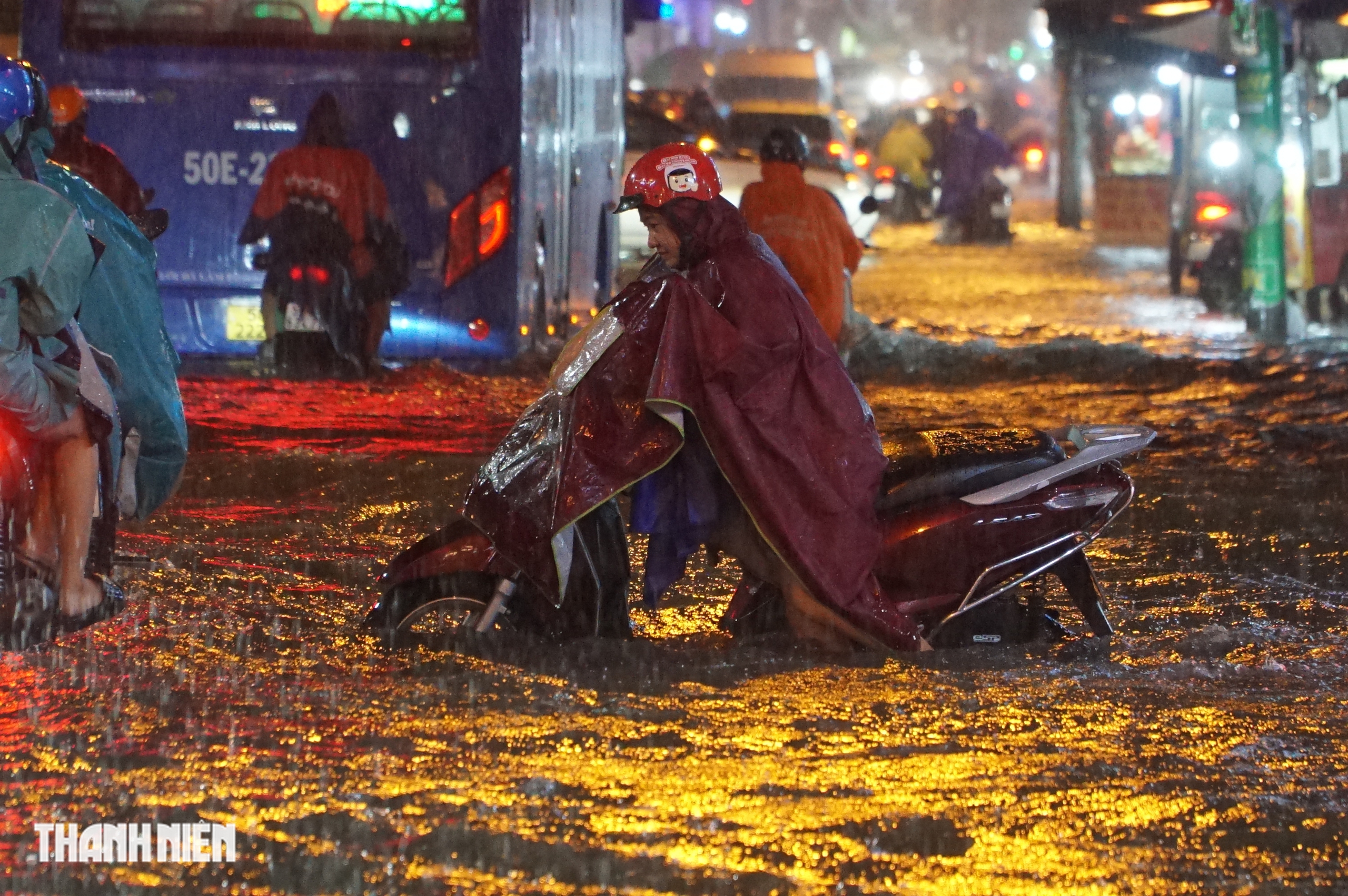 Người d&acirc;n TP.HCM lưu &yacute;: Khi mưa lớn, những tuyến đường thường bị ngập nước  - Ảnh 2.