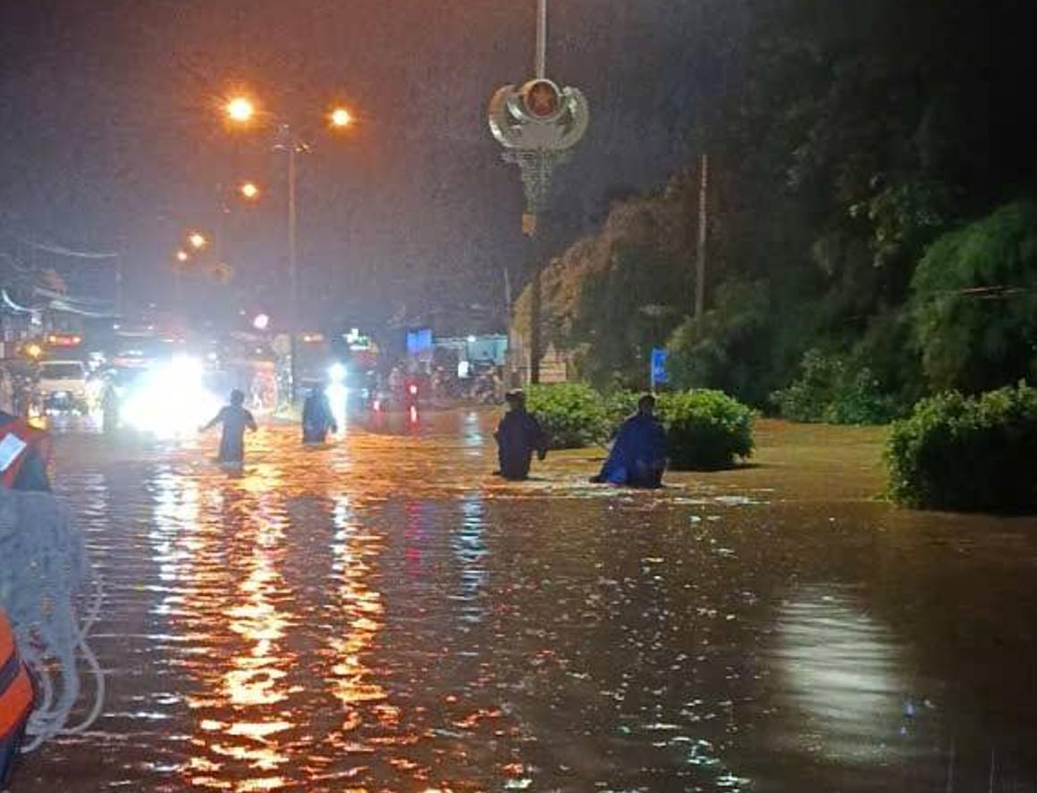 Đồng Nai: Kịp thời giải cứu 3 người dân bị nước cuốn trôi - Ảnh 2.