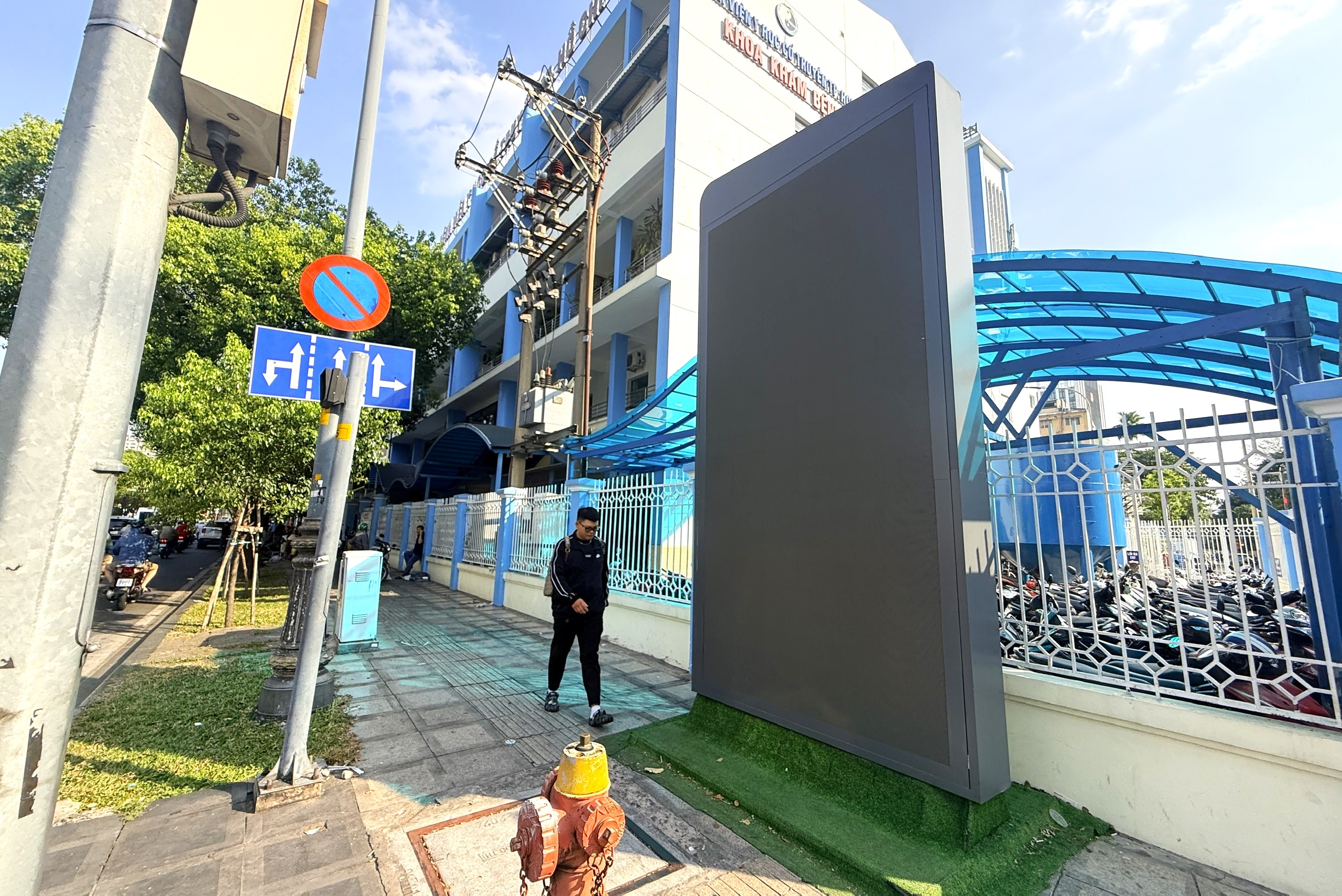 TP.HCM muốn tháo dỡ hàng loạt biển quảng cáo lấn chiếm vỉa hè- Ảnh 2. TP.HCM muốn tháo dỡ hàng loạt biển quảng cáo lấn chiếm vỉa hè- Ảnh 2.
