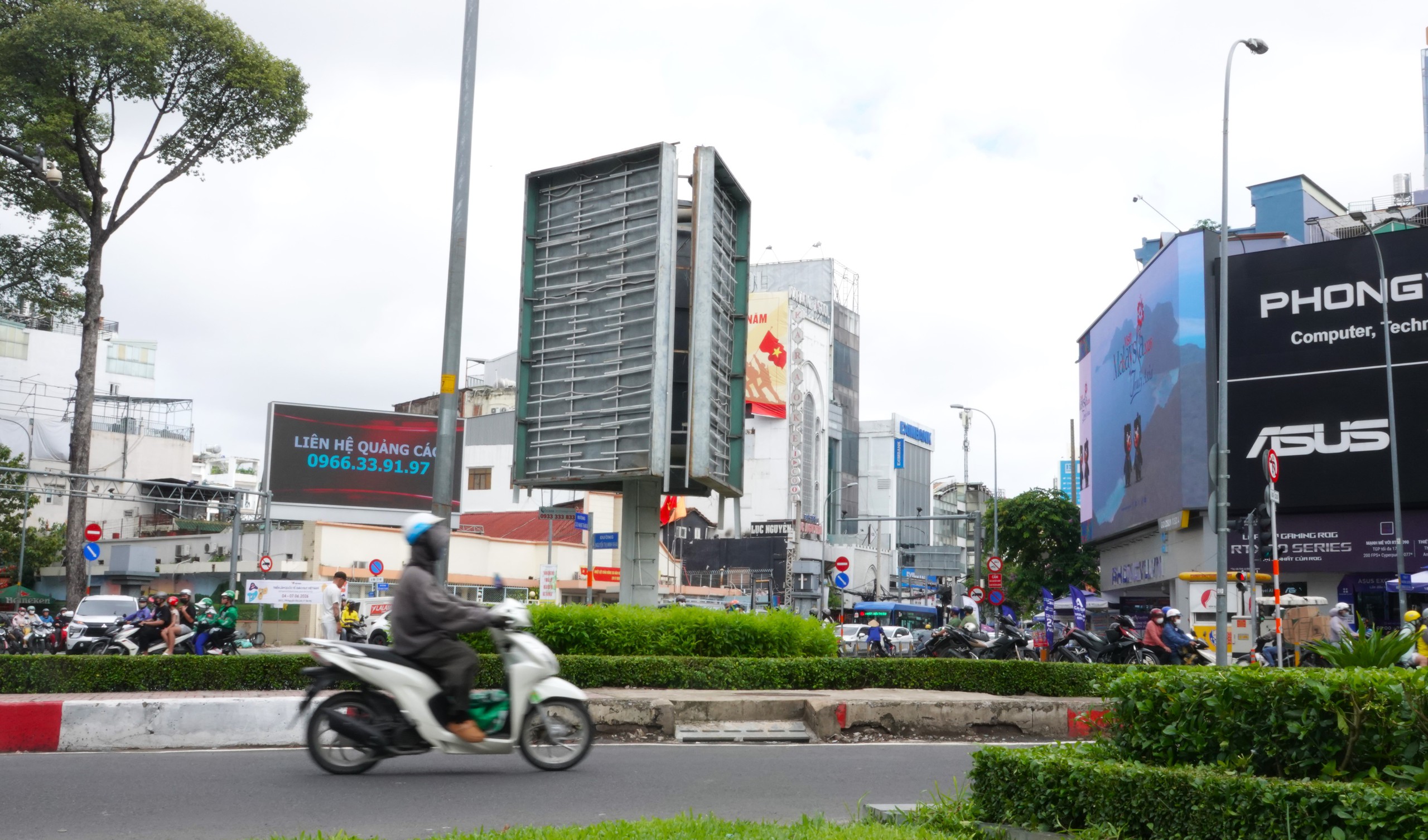 TP.HCM muốn tháo dỡ hàng loạt biển quảng cáo lấn chiếm vỉa hè- Ảnh 3. TP.HCM muốn tháo dỡ hàng loạt biển quảng cáo lấn chiếm vỉa hè- Ảnh 3.