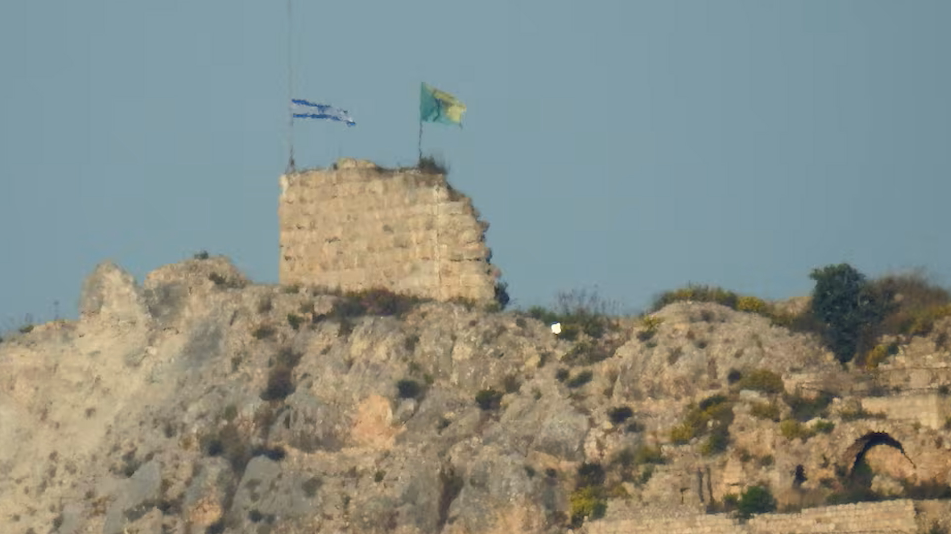 UAV Hezbollah bay trên pháo đài thời trung cổ bị Israel chiếm giữ - Ảnh 1.