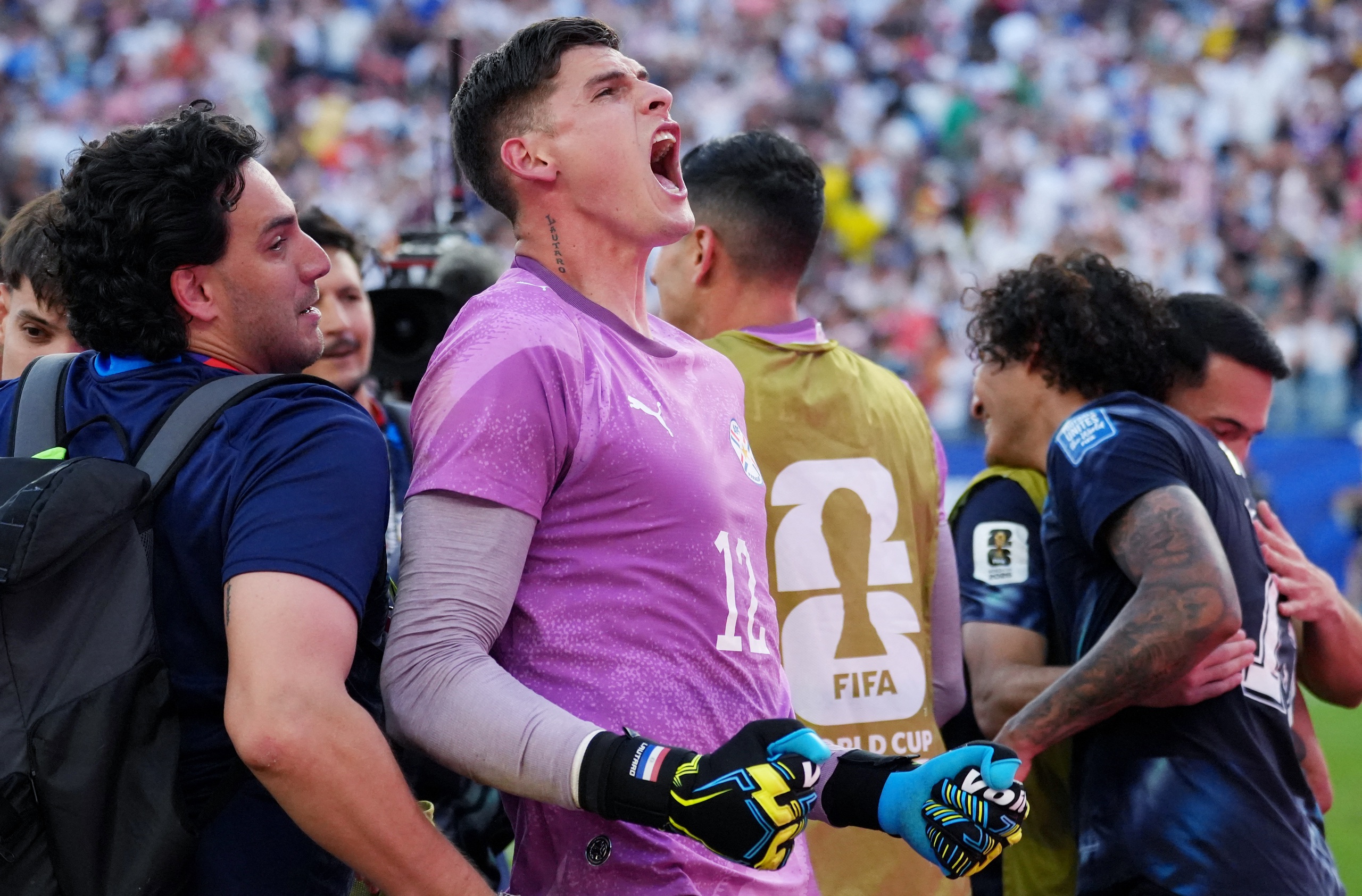 Thủ m&ocirc;n Orlando Gill h&oacute;a người h&ugrave;ng của Paraguay, tiễn đội tuyển Đức rời World Cup 2026 - Ảnh 1.
