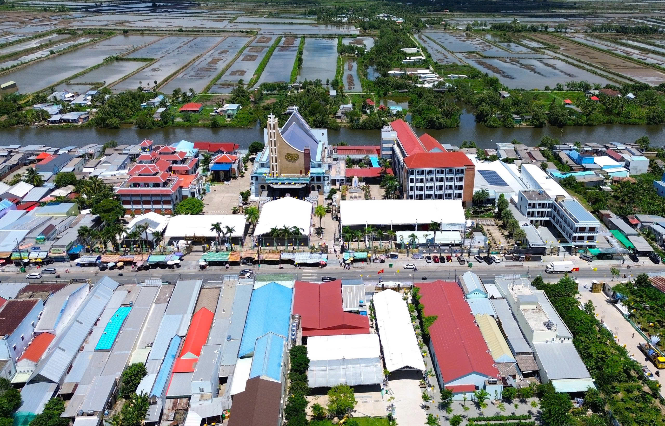 Ba thế hệ h&agrave;nh hương về Tắc Sậy trước lễ tuy&ecirc;n phong Ch&acirc;n phước Cha Bửu Diệp - Ảnh 1.