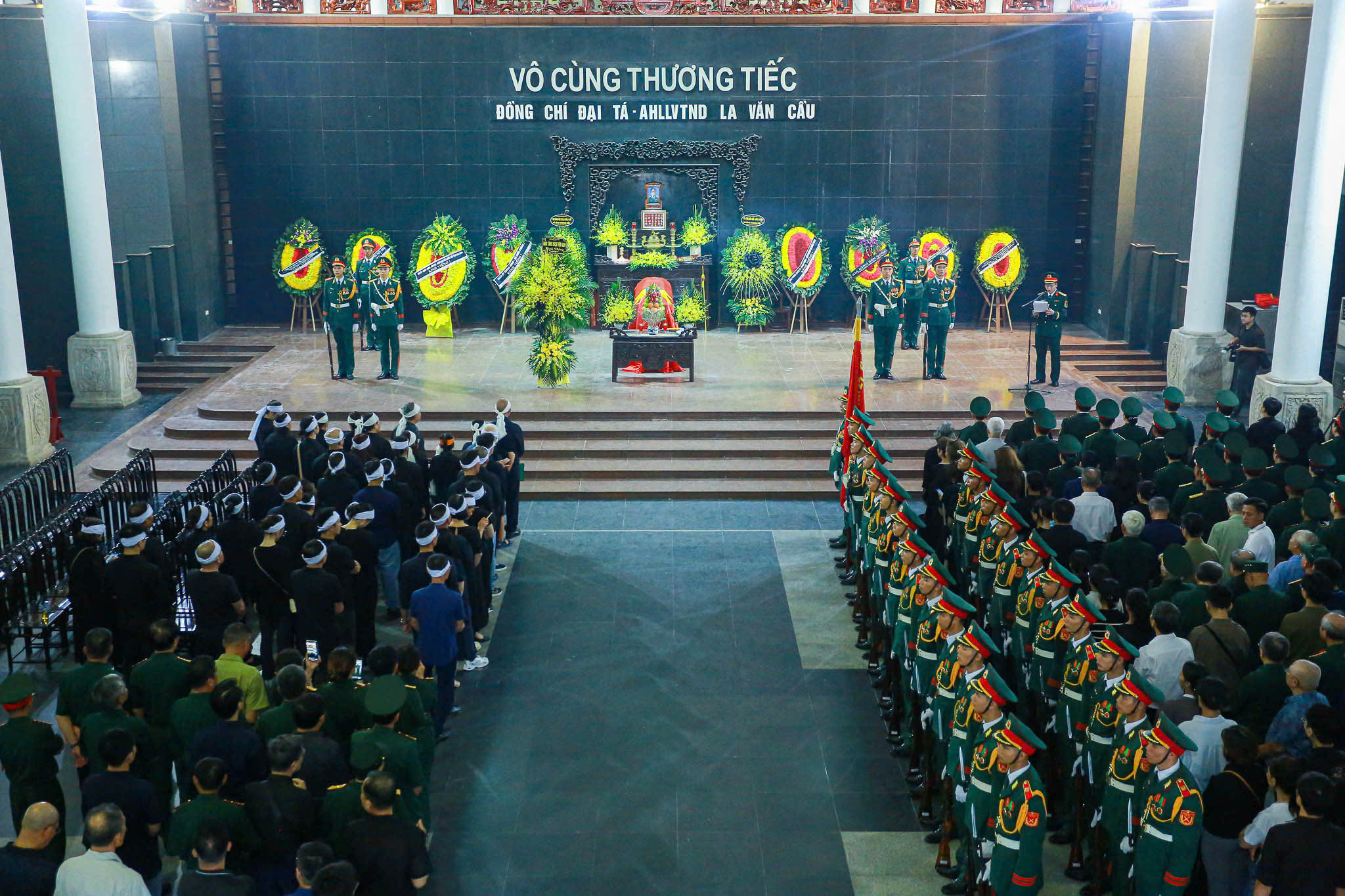 X&uacute;c động khoảnh khắc cựu binh 99 tuổi, ngồi xe lăn 'tiễn' Anh h&ugrave;ng La Văn Cầu- Ảnh 1.